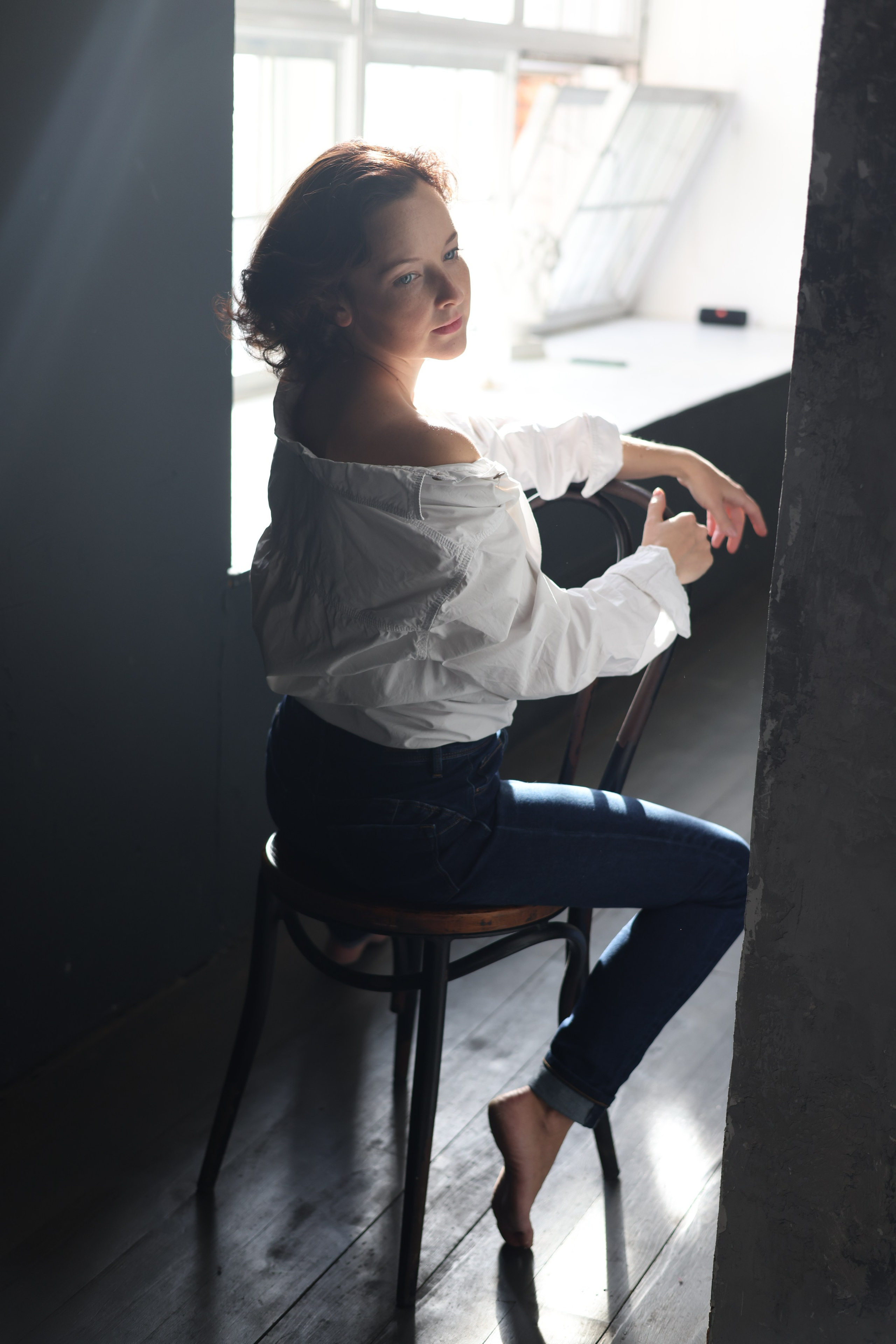 Сьемка в студии, брюнетка на темном фоне Фотограф - Мэри Маршания