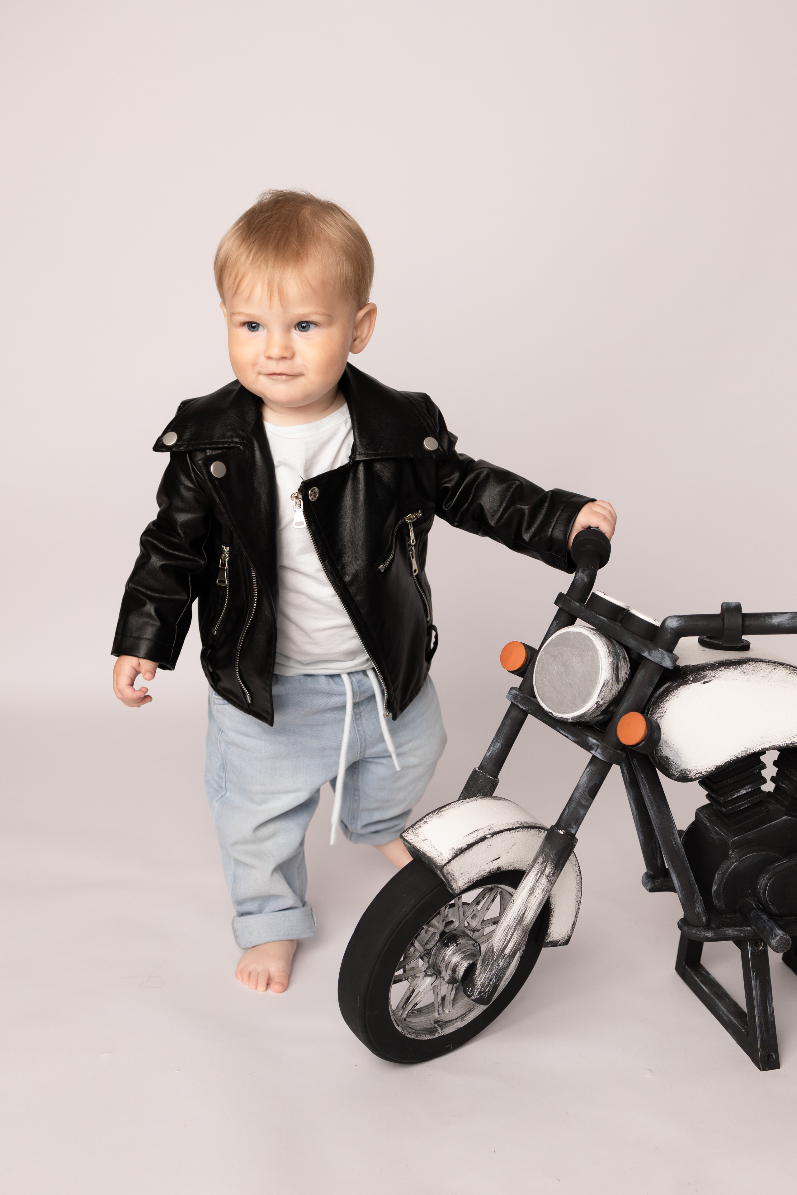 От 9 месяцев  - Фотограф новорожденных: магия детства в каждом снимке. Фотограф новорожденных: волшебные моменты первых дней жизни