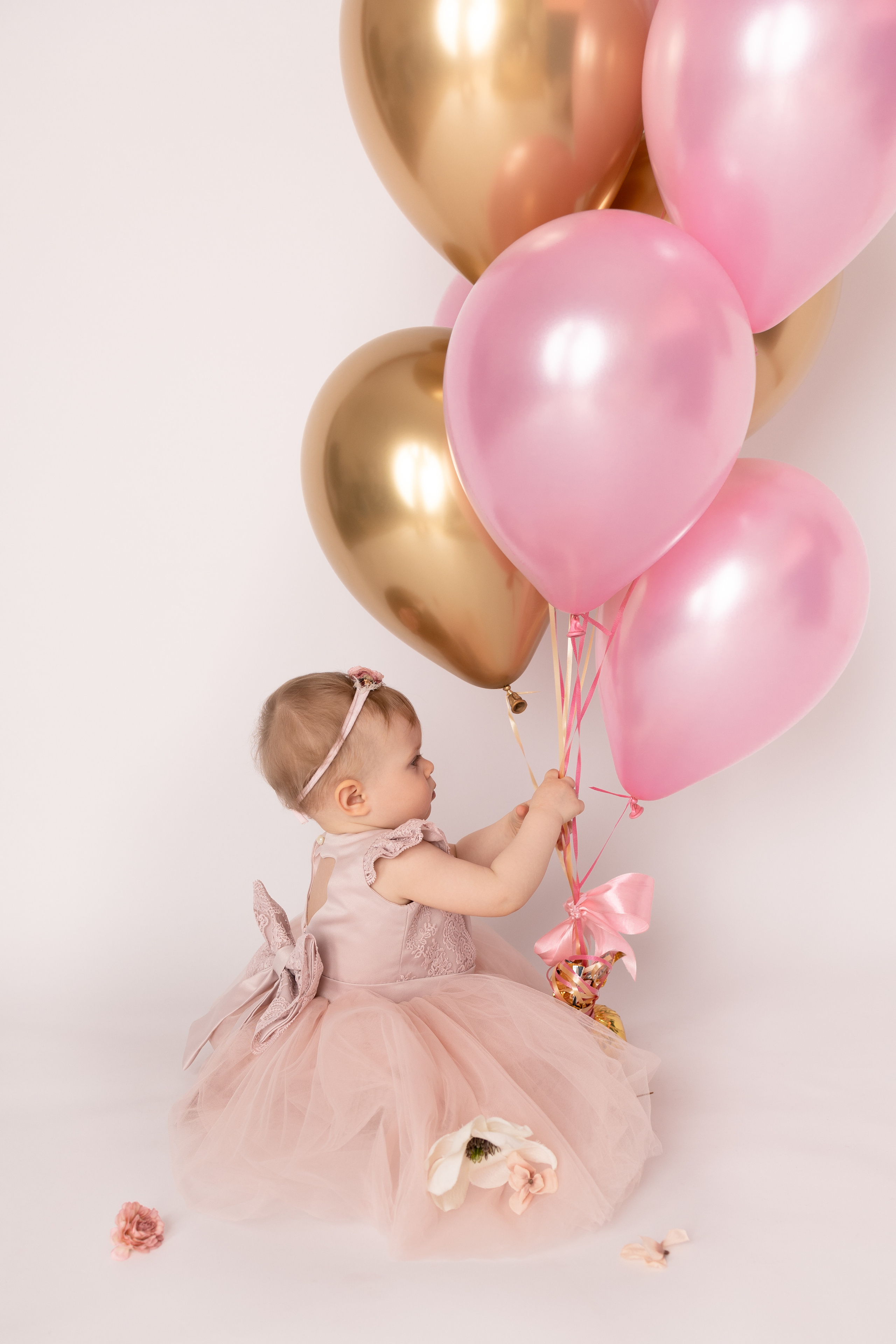 От 9 месяцев  - Фотограф новорожденных: магия детства в каждом снимке. Фотограф новорожденных: волшебные моменты первых дней жизни