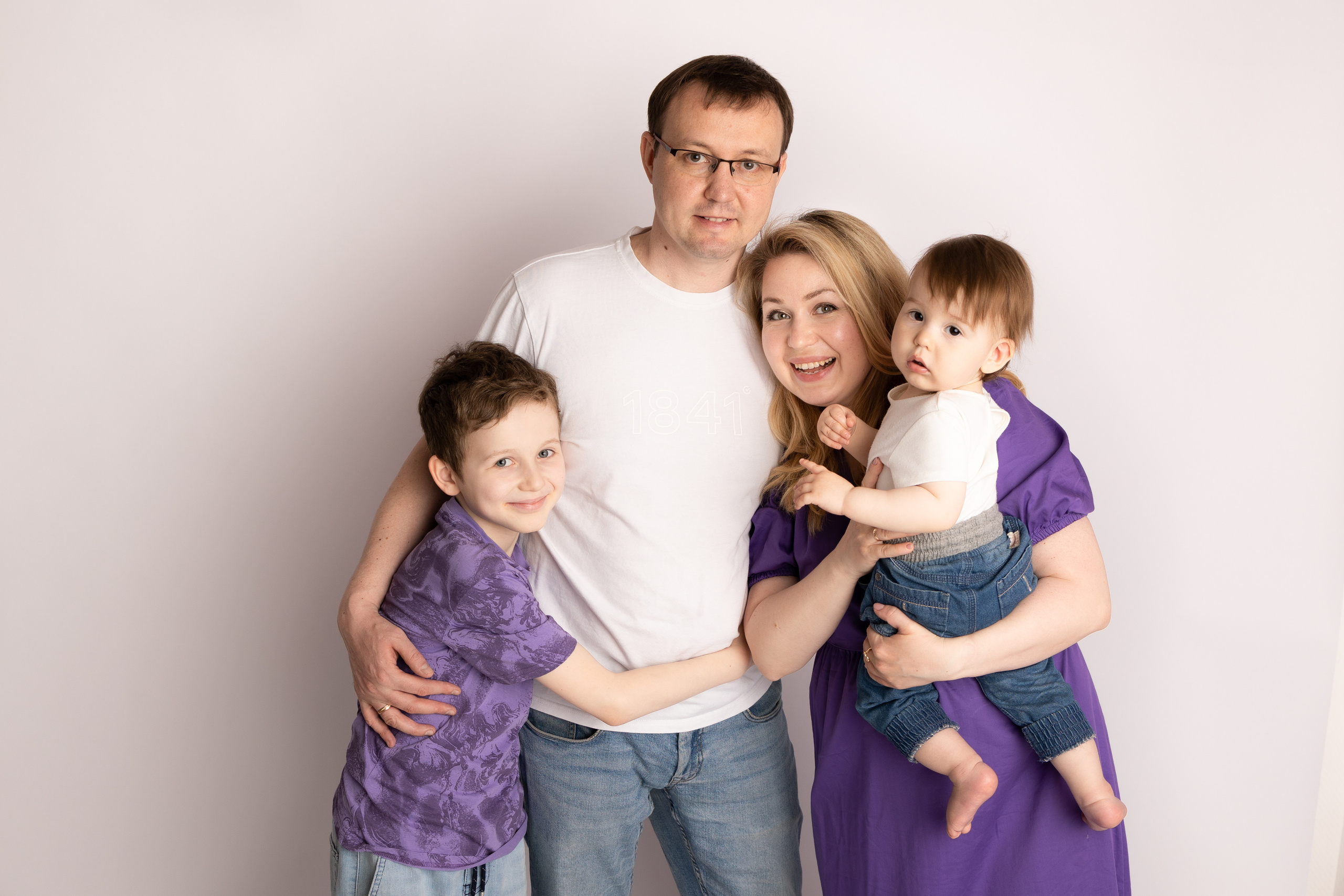 От 9 месяцев  - Фотограф новорожденных: магия детства в каждом снимке. Фотограф новорожденных: волшебные моменты первых дней жизни