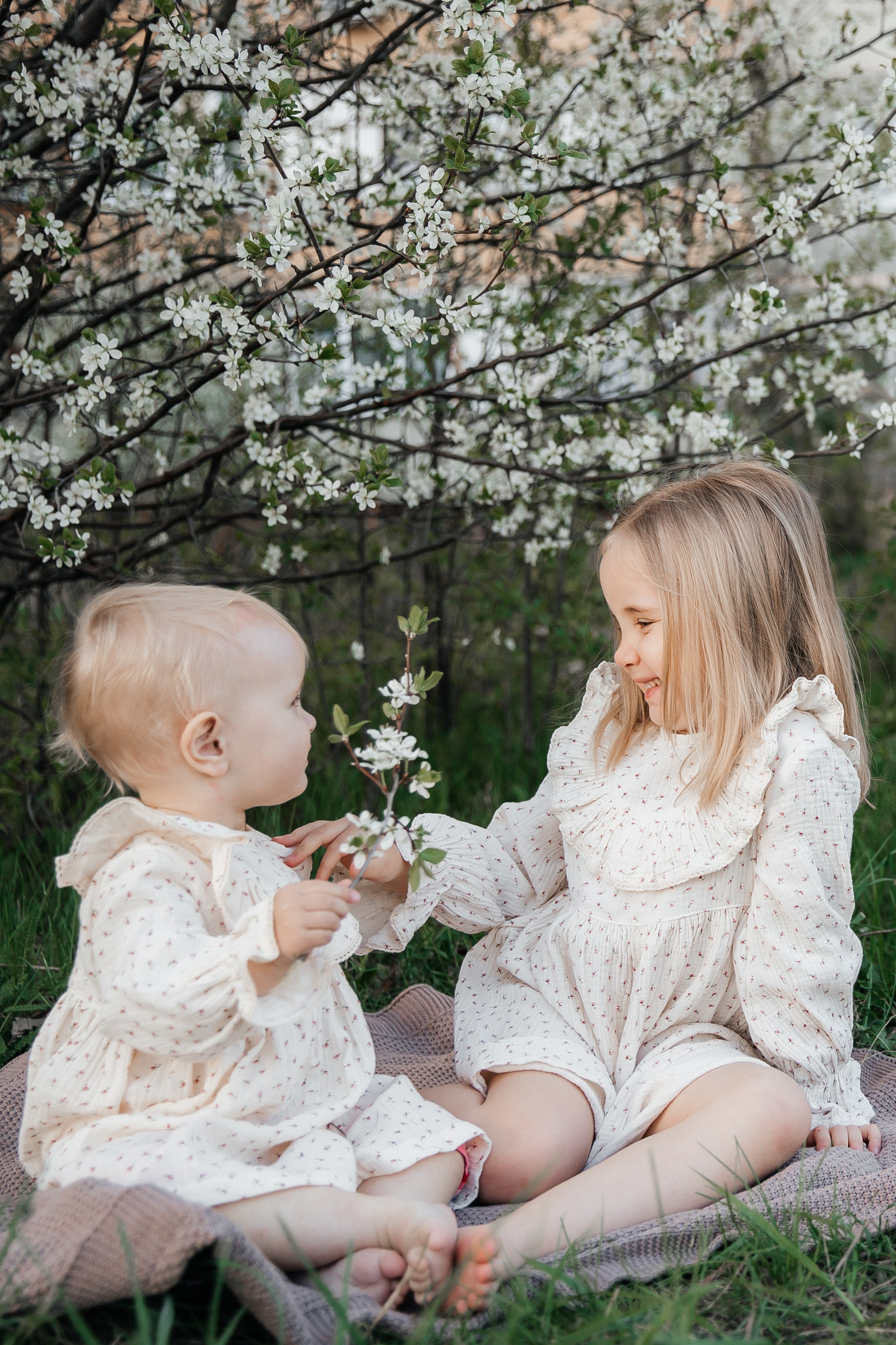 Катя и Маша в вишне. Семейный фотограф документалист в Пензе Лопатинская Татья