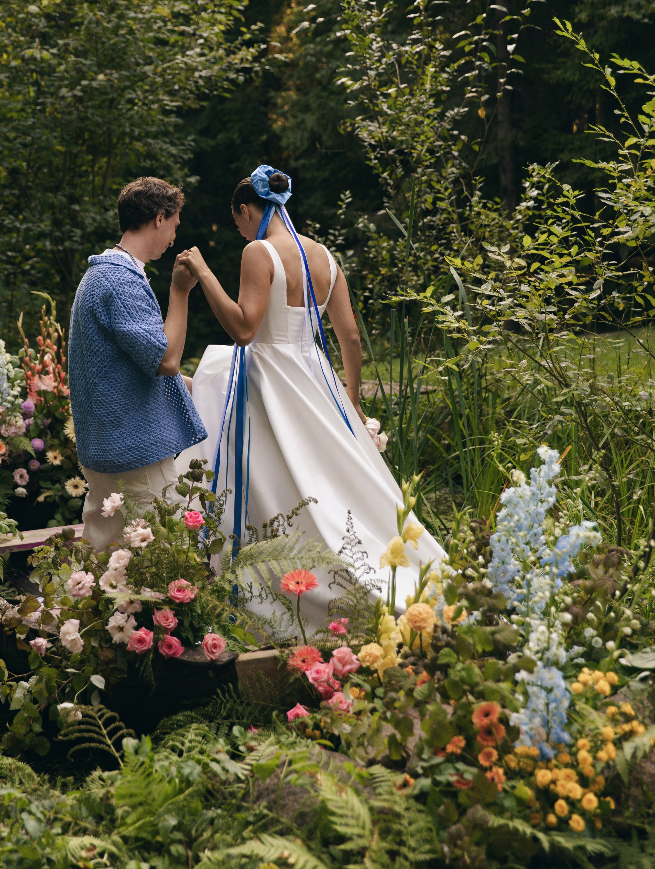 ПАРОЧКА В ЖЕЛТЫХ САПОЖКАХ С РАЙОНА