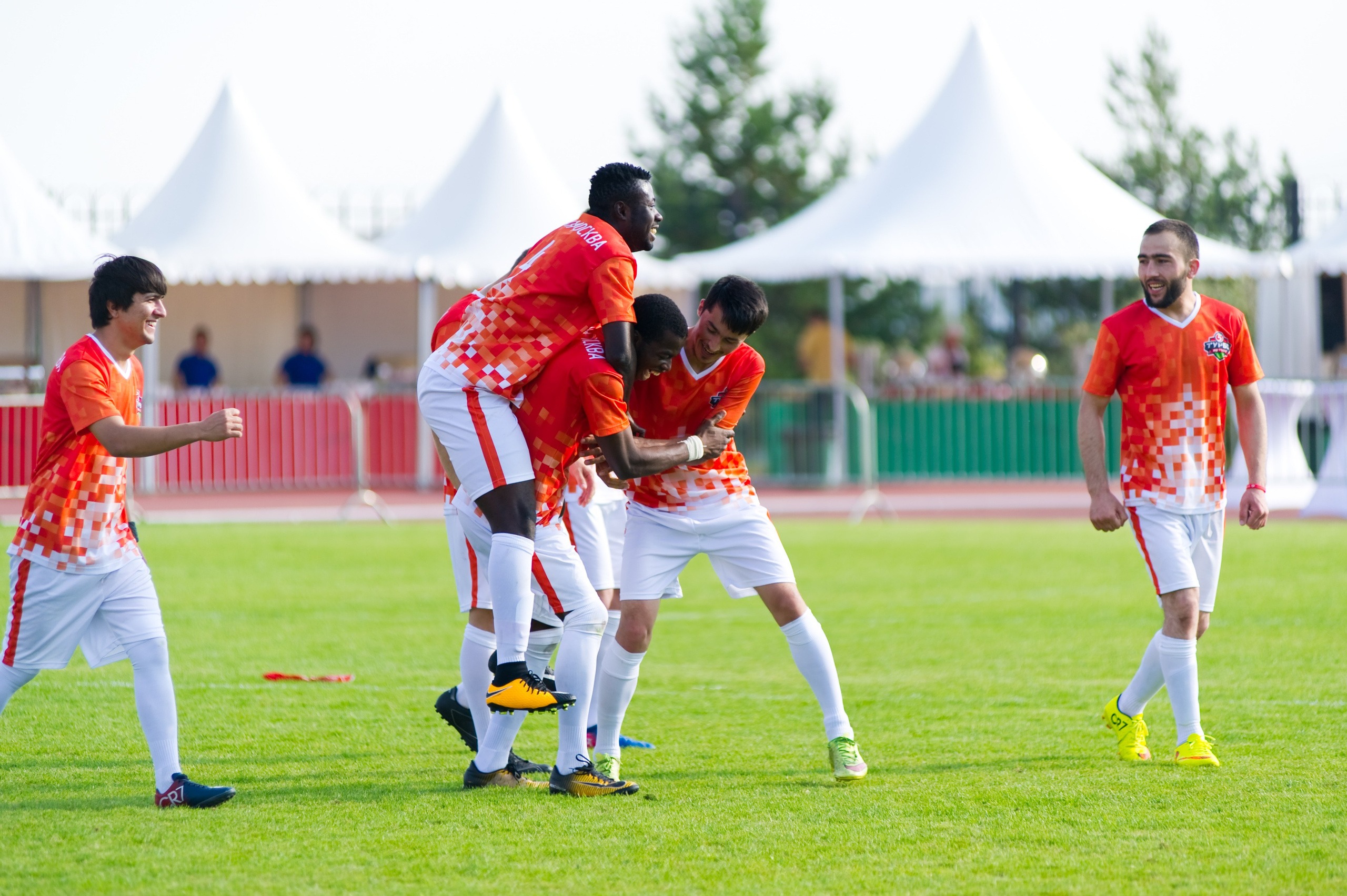 Турбофутбол (корпоративное соревнование «Пятерочки»). Репортажный фотограф и видеограф Слава Думчев. Тимбилдинги, отчетники, корпоративы