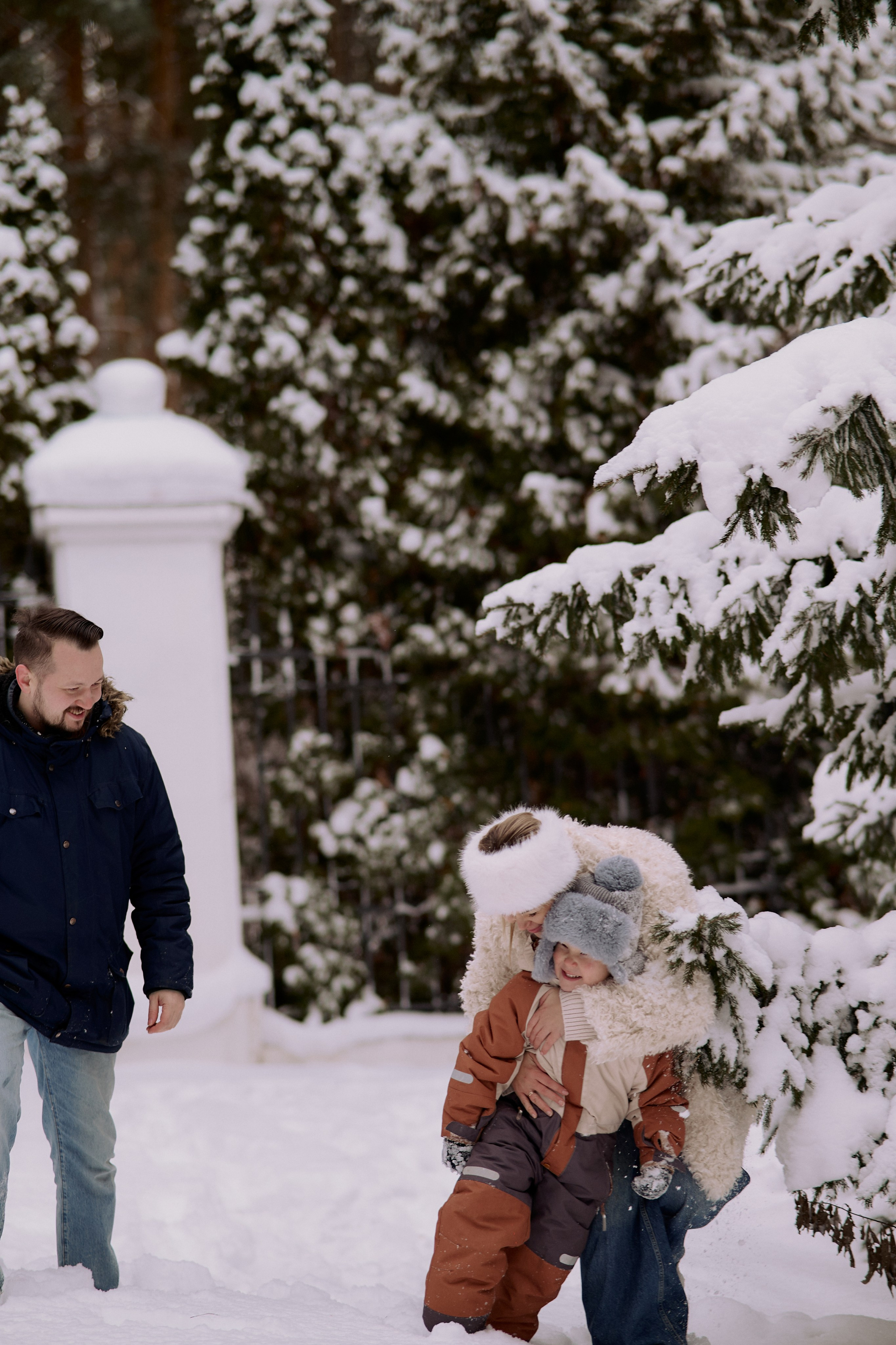 Паша, Света и Марк на зимней прогулке. Семейный и свадебный lifestyle-фотограф в Москве Мария Петрова