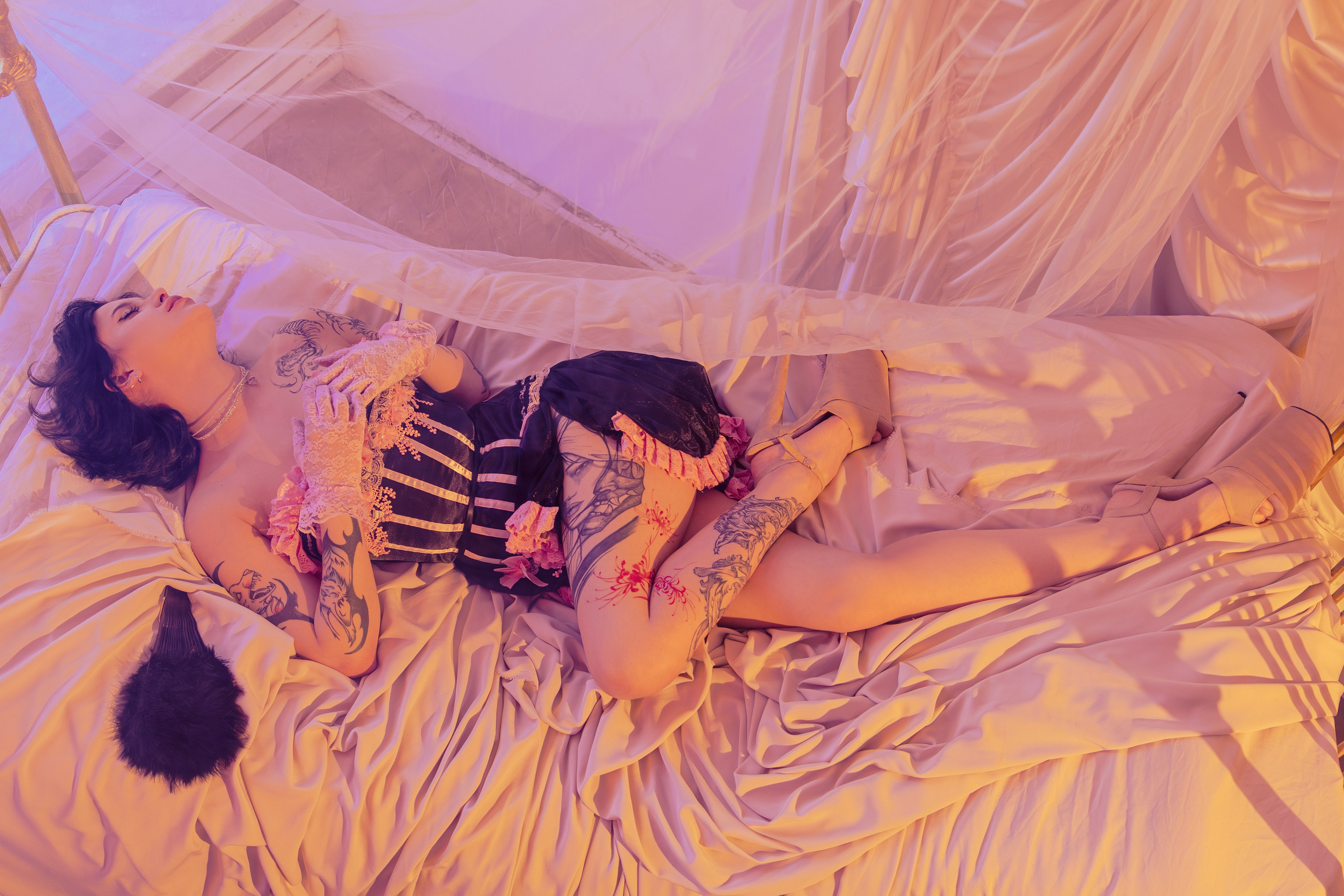 Атмосферная съёмка в ретро-стиле для бара ПарамоновЪ с женственным образом. Уникальные кадры, отражающие дух времени.