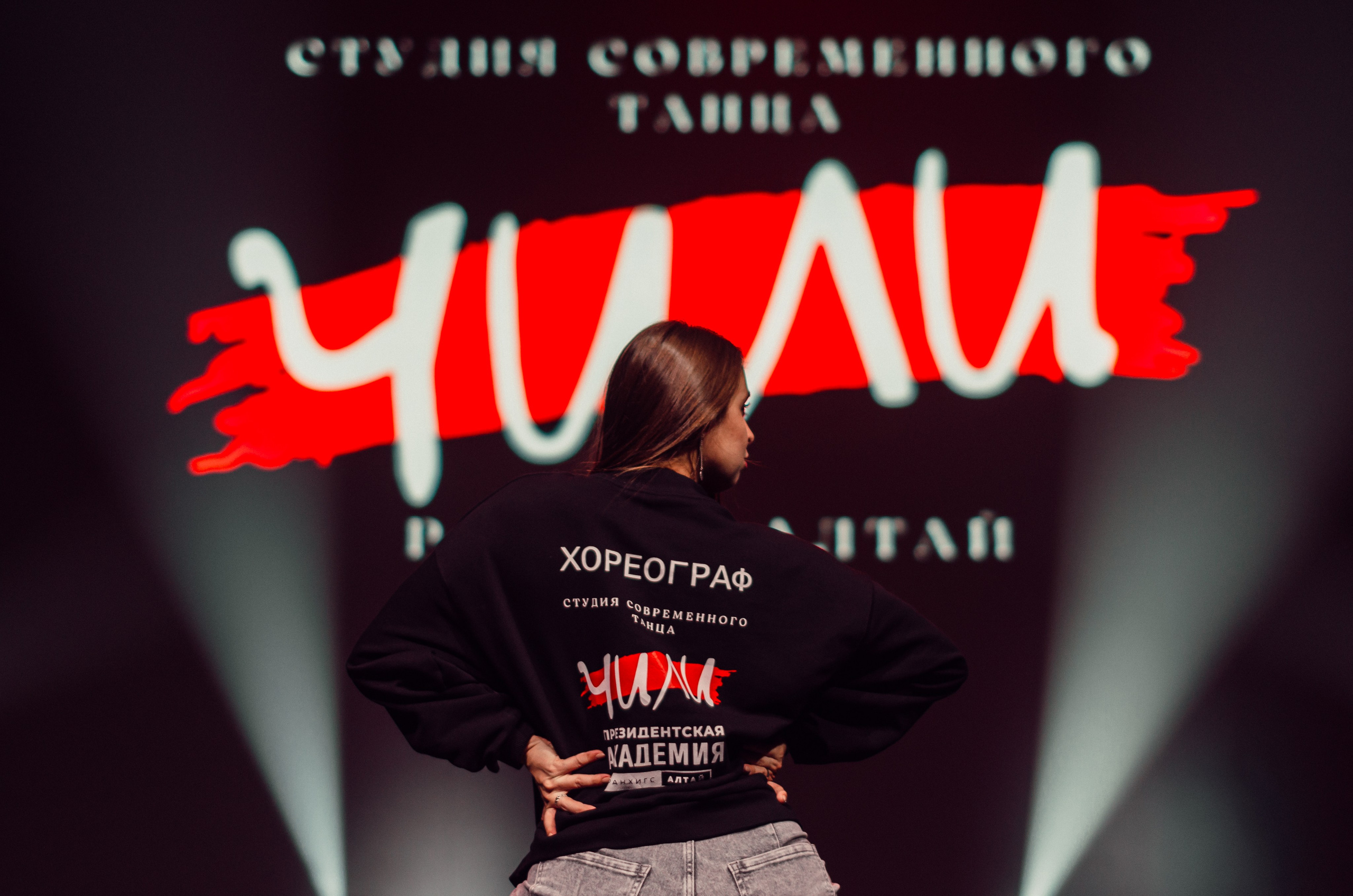 Групповая фотосъемка танцевального коллектива. Денисова Аля — фотограф для парных съемок и индивидуальных историй в Барнауле