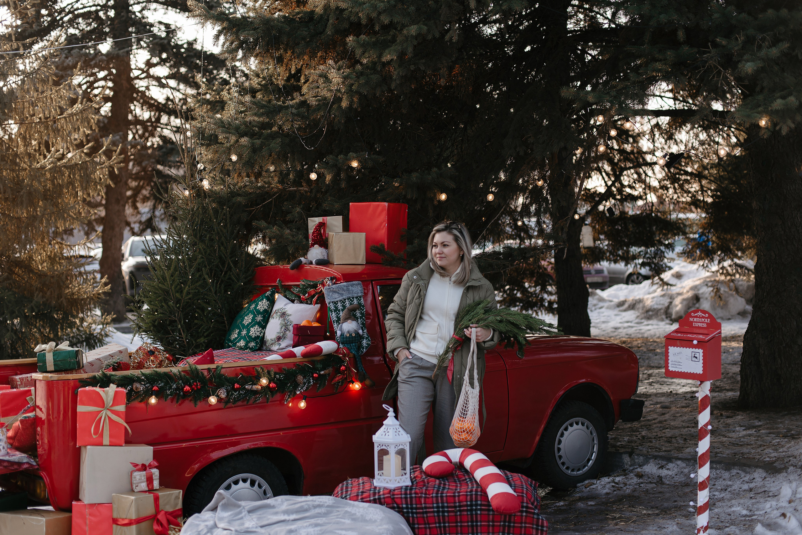 Фотосессия девушки у новогоднего грузовика с подарками.