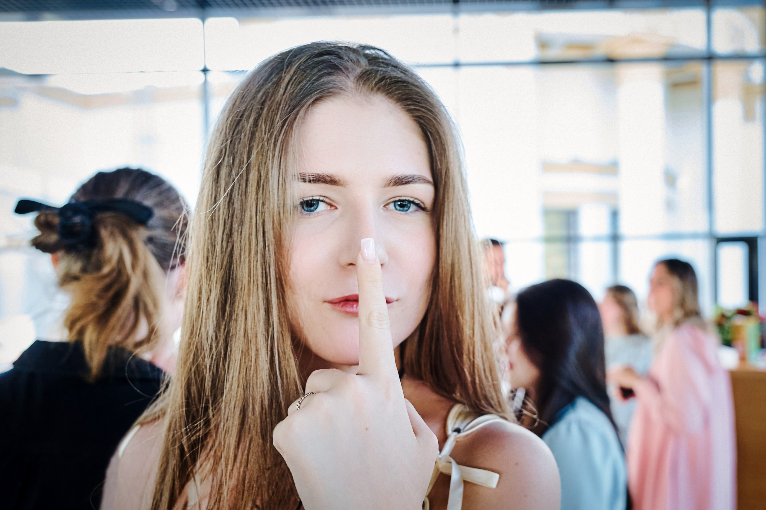 Женщина в толпе, торжественное событие, репортажная съемка события