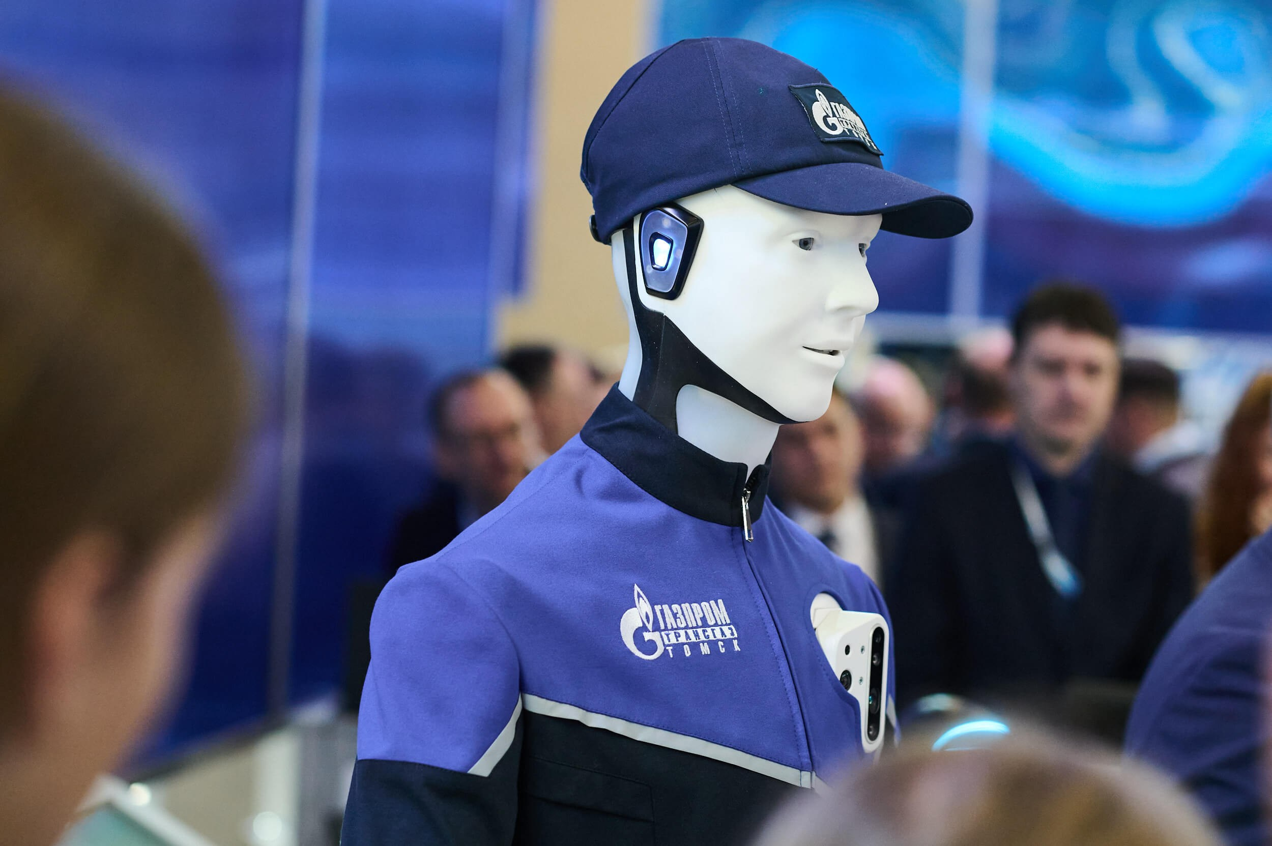 Крупный план робота на выставочном стенде Петербургского международного газового форума 2025 в Экспофоруме