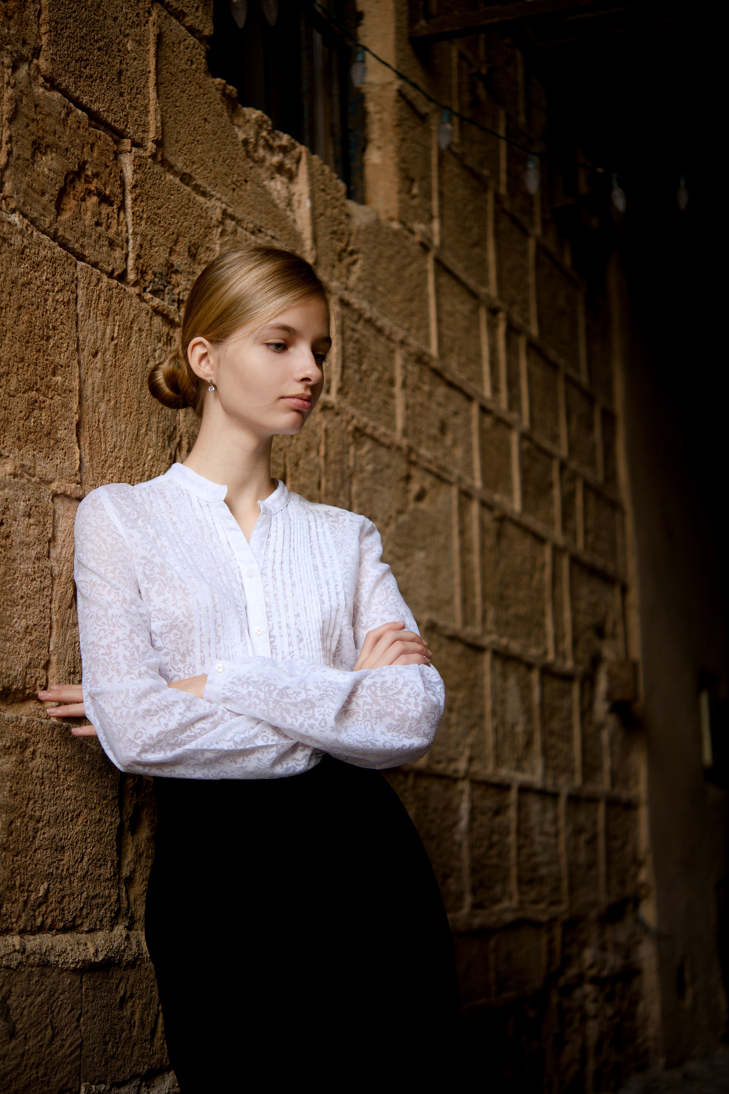 Девочка подросток на фоне старой стены