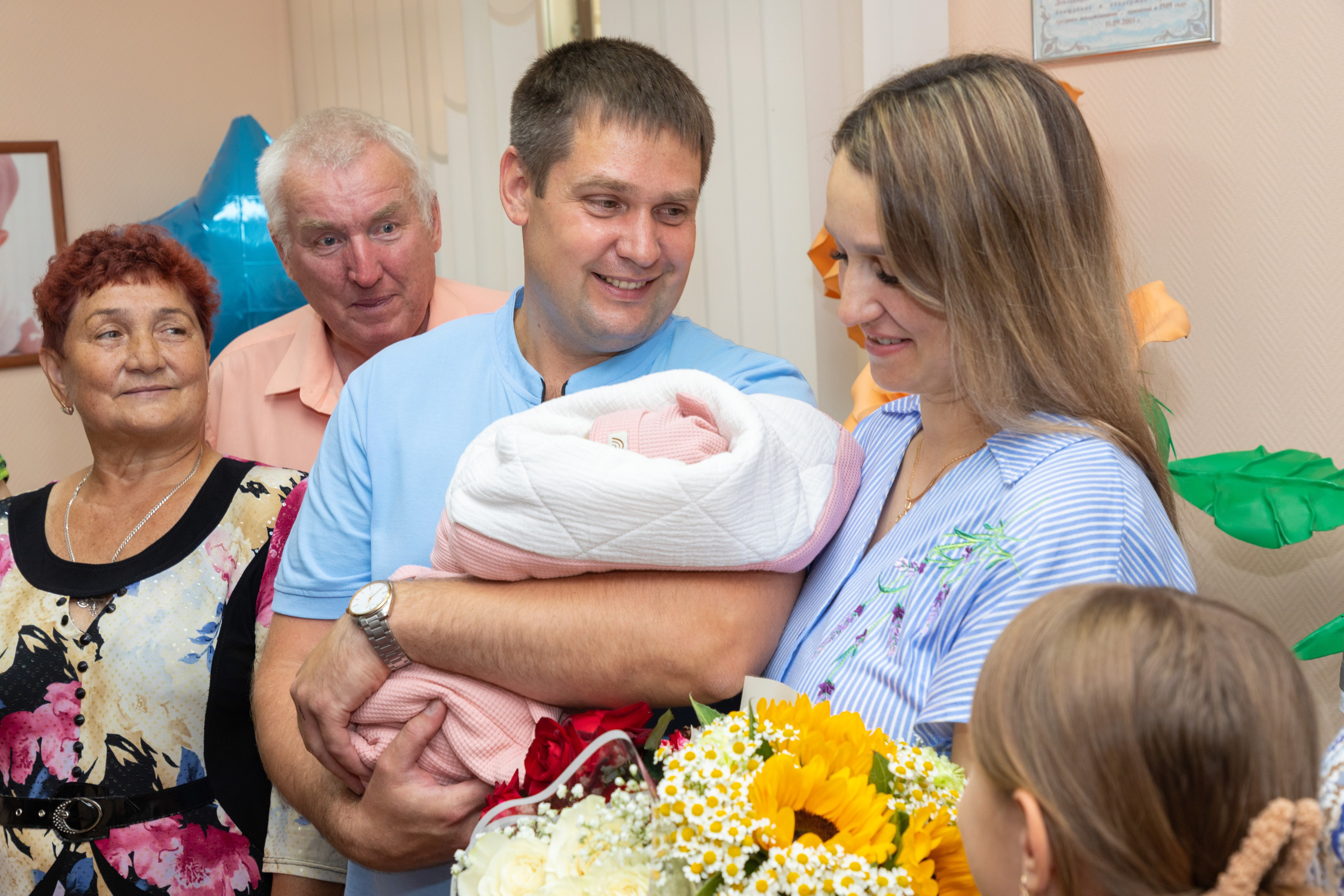 Выписка из роддома. Свадебный, семейный, школьный Фотограф и видеограф Худаноговы Александр и Ирина г. Зеленогорск, Красноярск