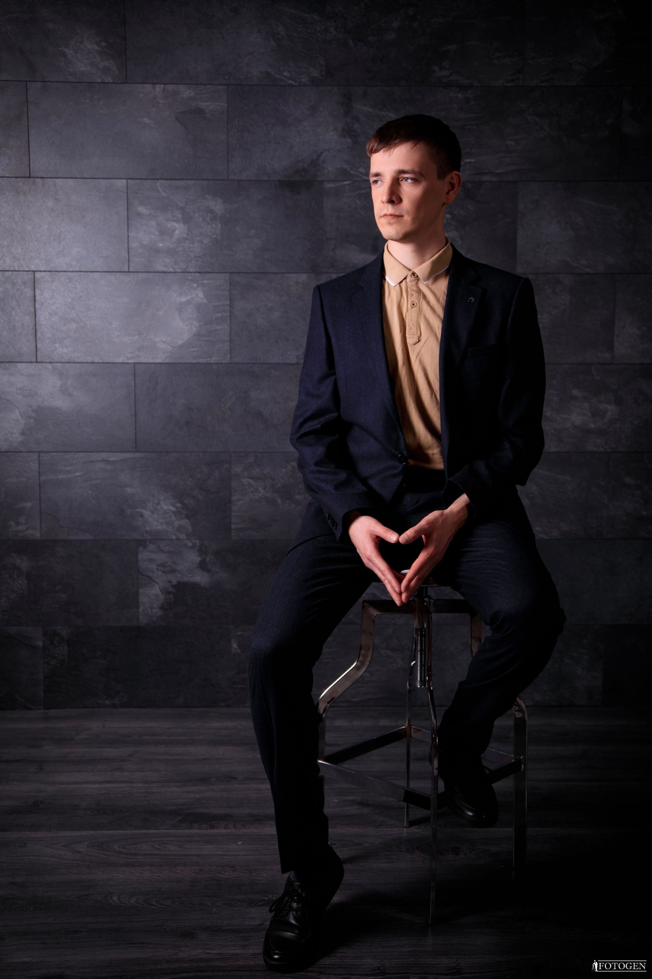 Профессиональная мужская фотосессия в Fotogen: Ваша история в кадре. Интерьерная фотостудия FOTOGEN г. Краснодар