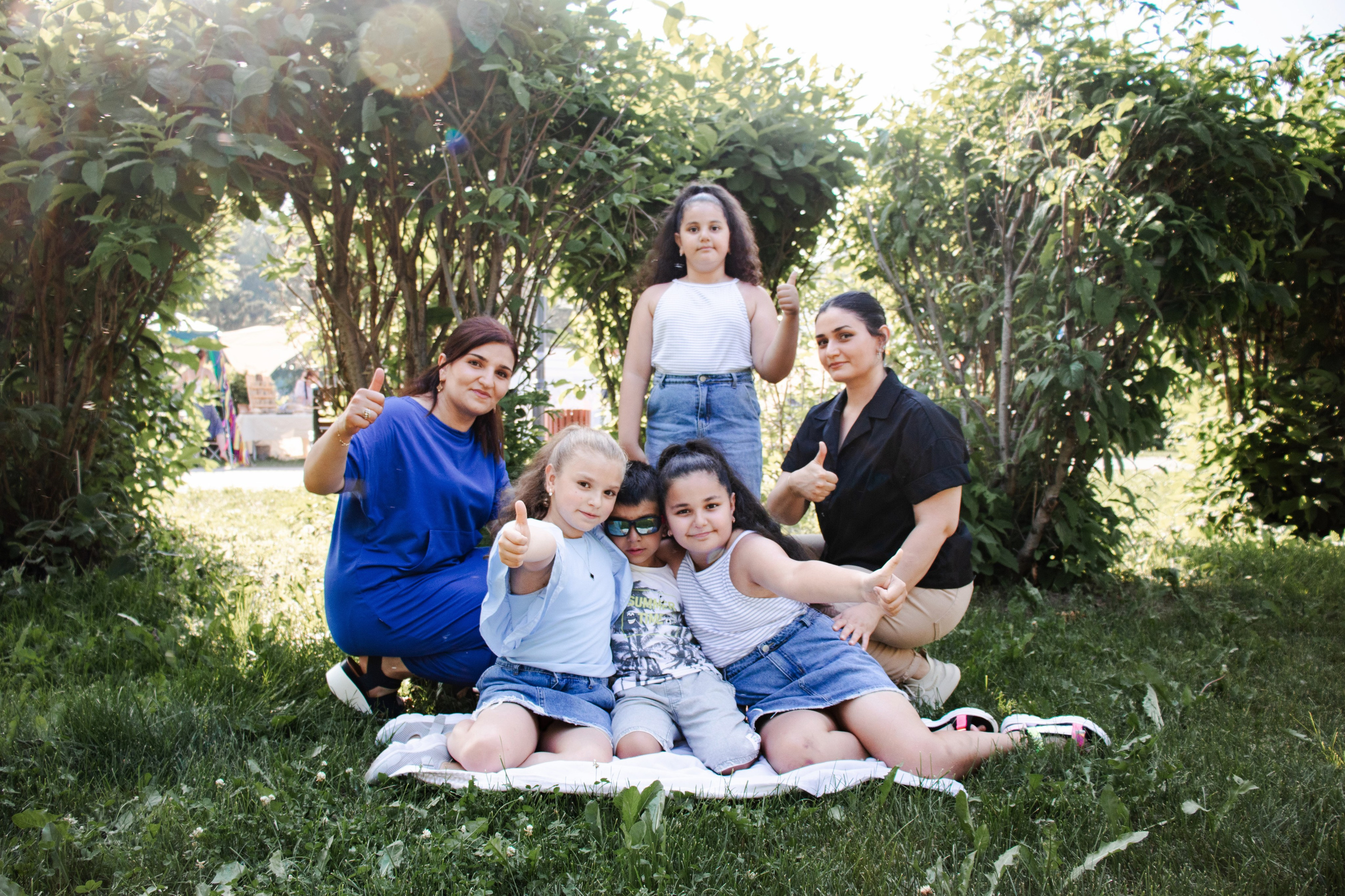 Семейная прогулочная летняя фотосессия в городском саду города Томска