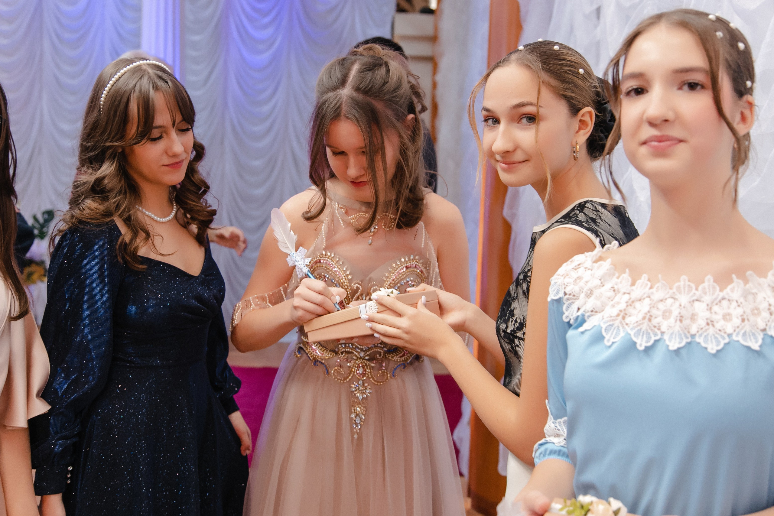 Бал гимназистов 2024. Роман Урумбаев фотограф Нижневартовск