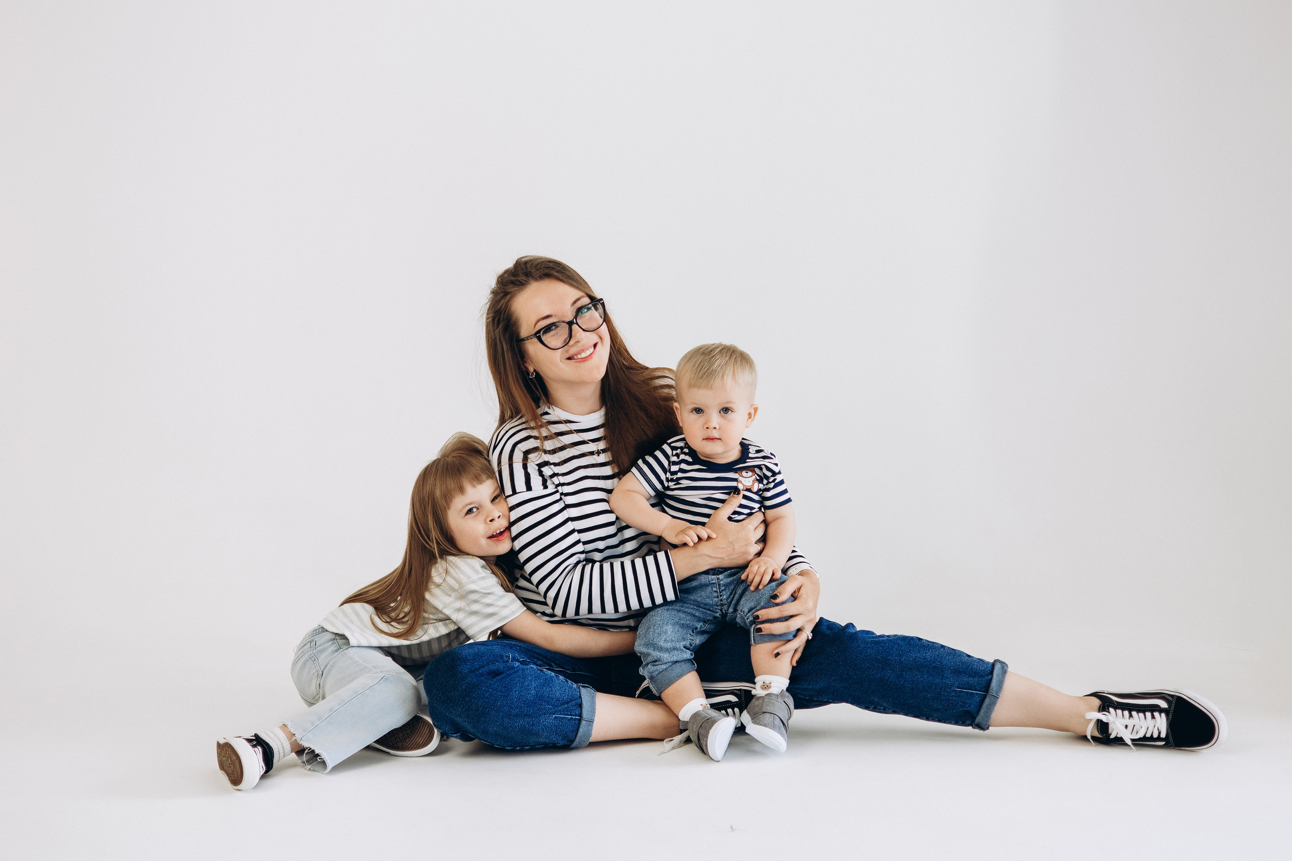 Людмила с Сонечкой и Ваней в студии. Семейный фотограф в Москве Марина Петра