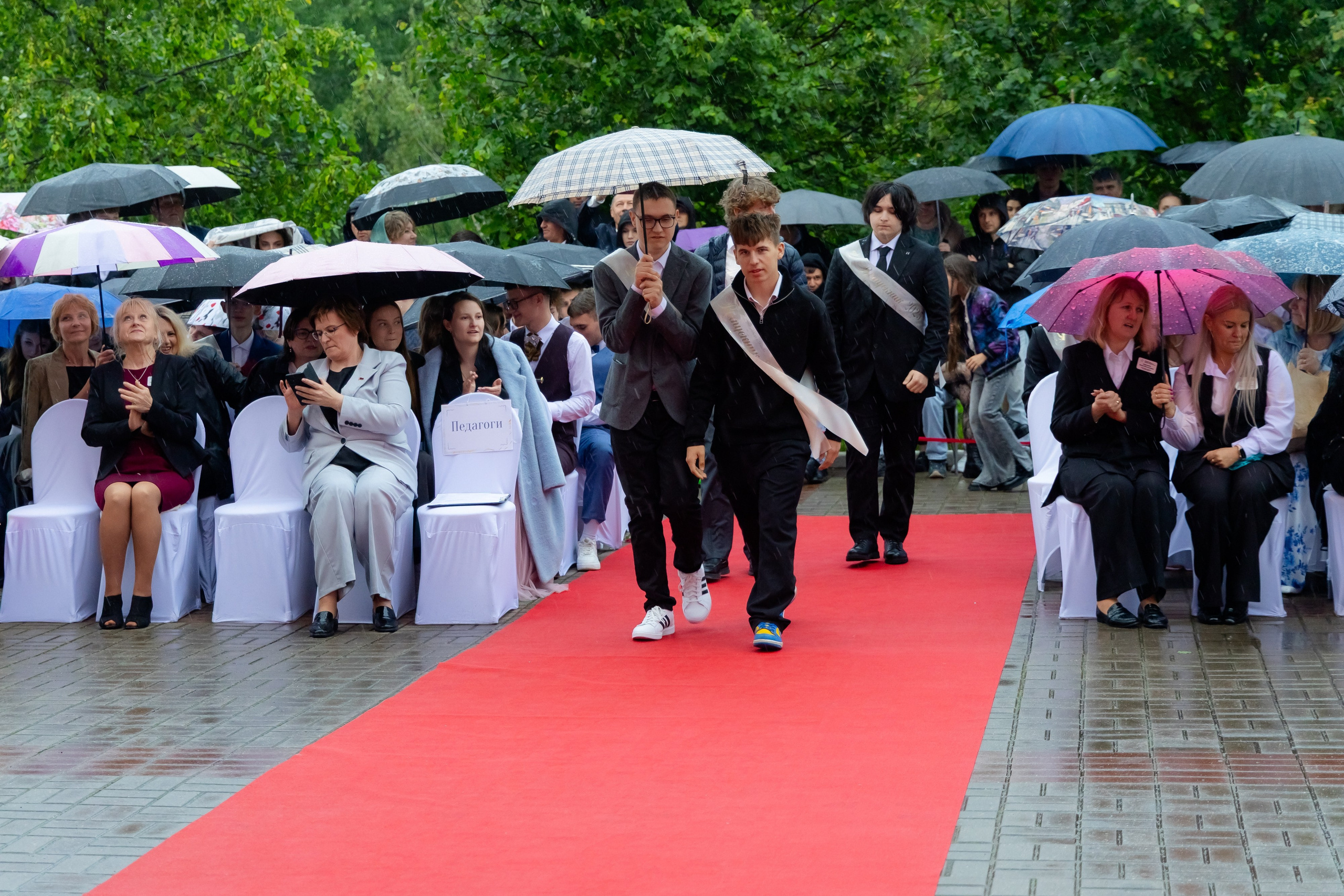 Школьный выпускной 2025 год в Минске, Беларуси. Свадебный фотограф в Минске/Беларуси Сергей Спиридонов