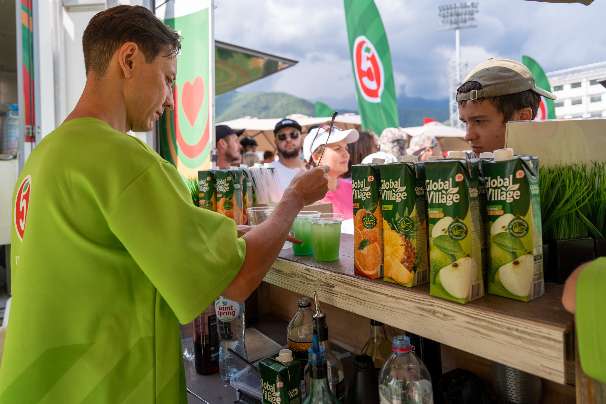 Фотоотчет партнеской интеграции для сети «Пятерочка» на фестивале «Grounded». Репортажный фотограф в Красной Поляне и Сочи Павлюченко Екатерина