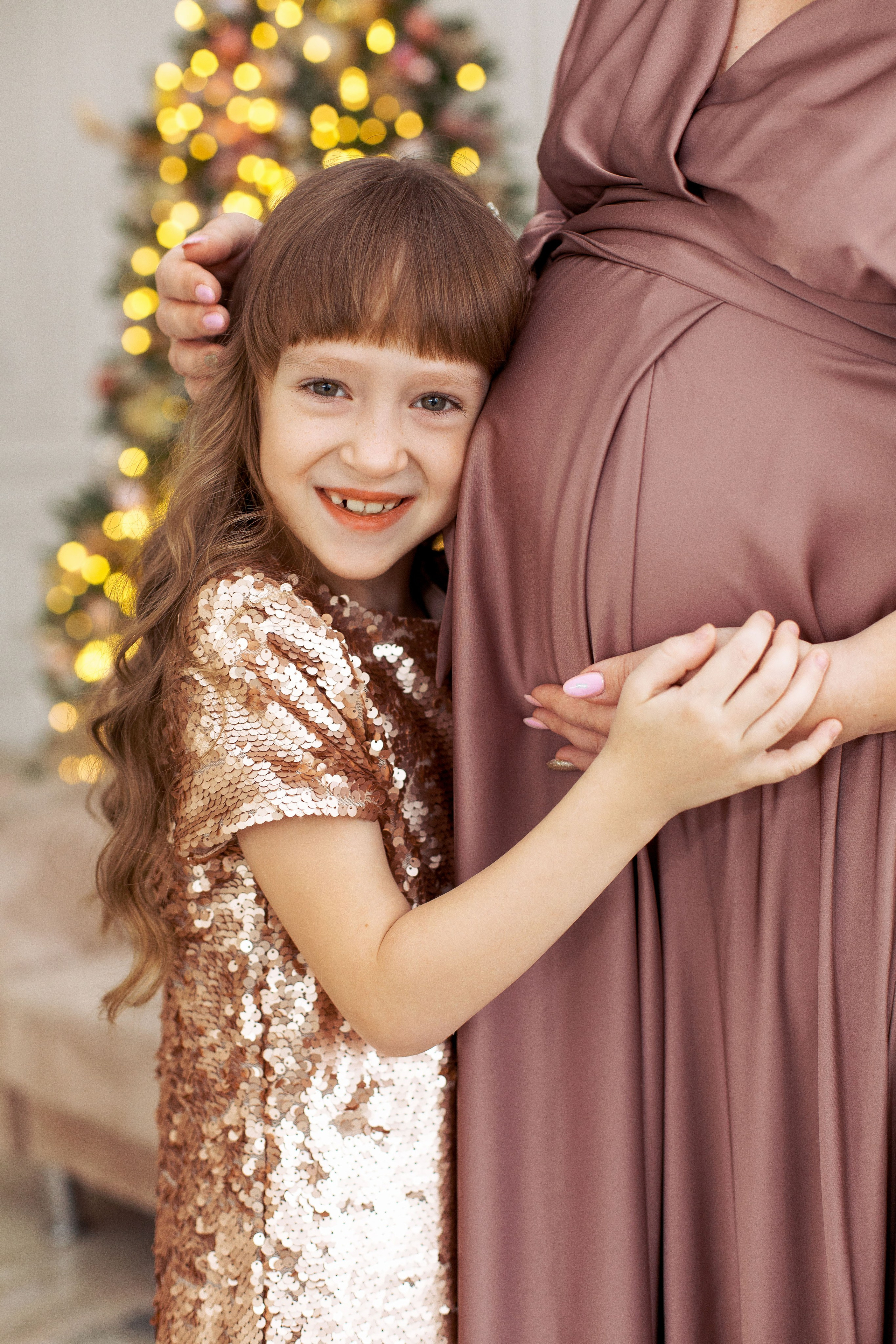 Семейная Новогодняя фотосессия в студии в городе Ростове-на-Дону для Александра, Анастасии и Ольги