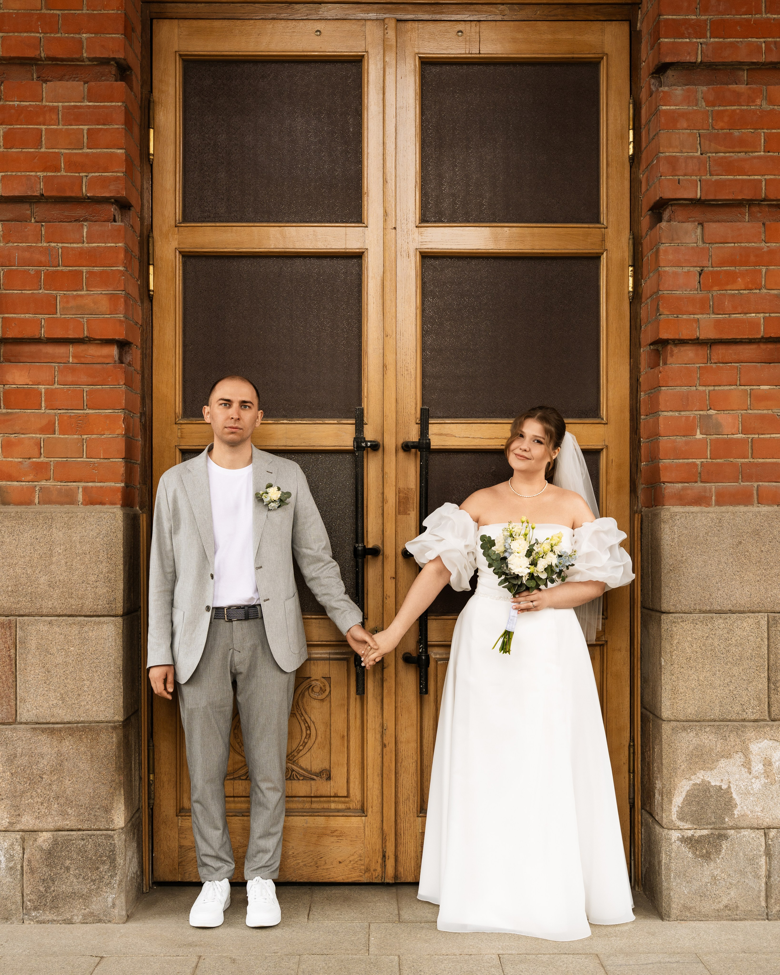 Романтичная фотосессия в Уфе — влюблённые у старинной кирпичной стены