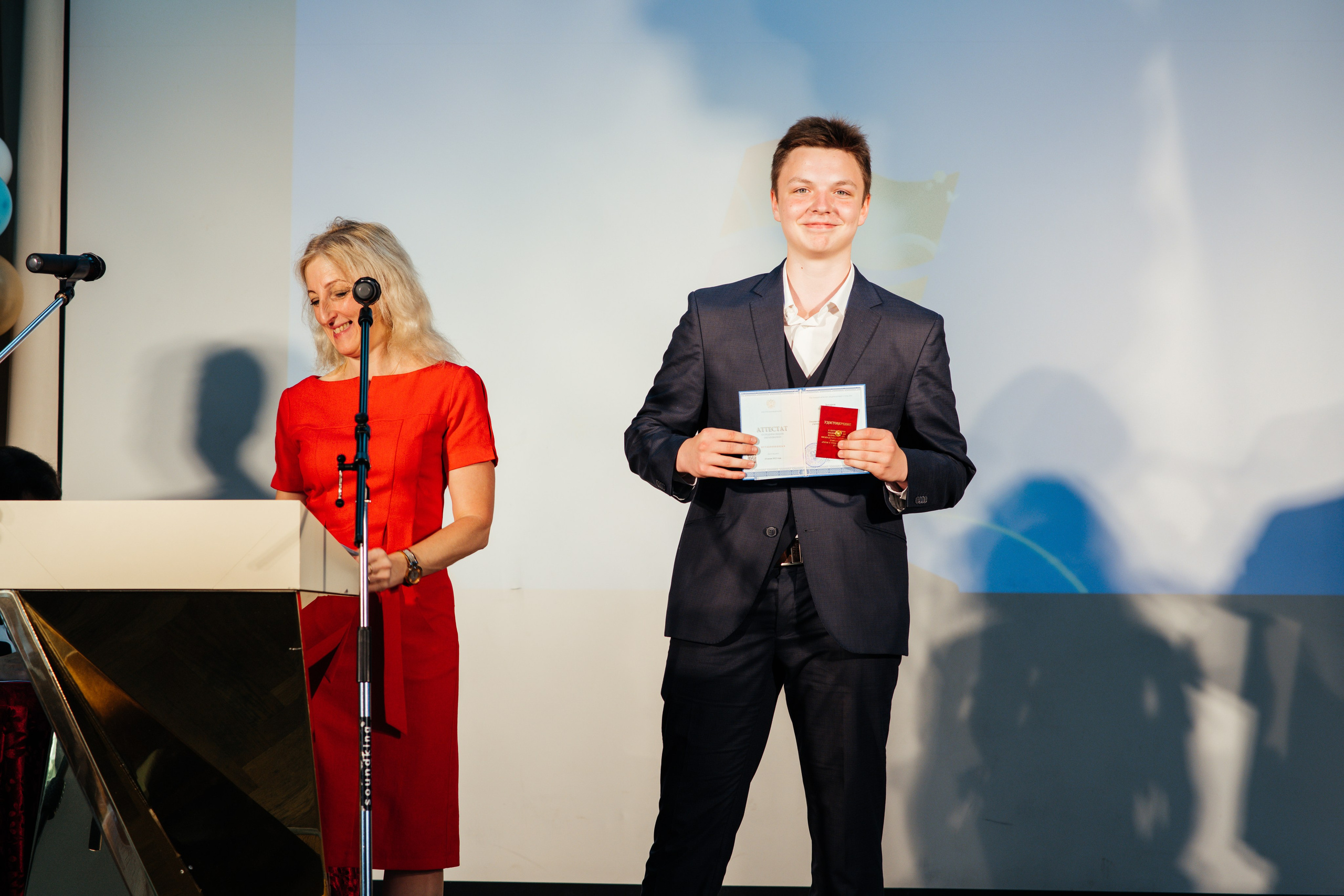 Вручение аттестатов. Выпускные альбомы в Подольске Москве и МО