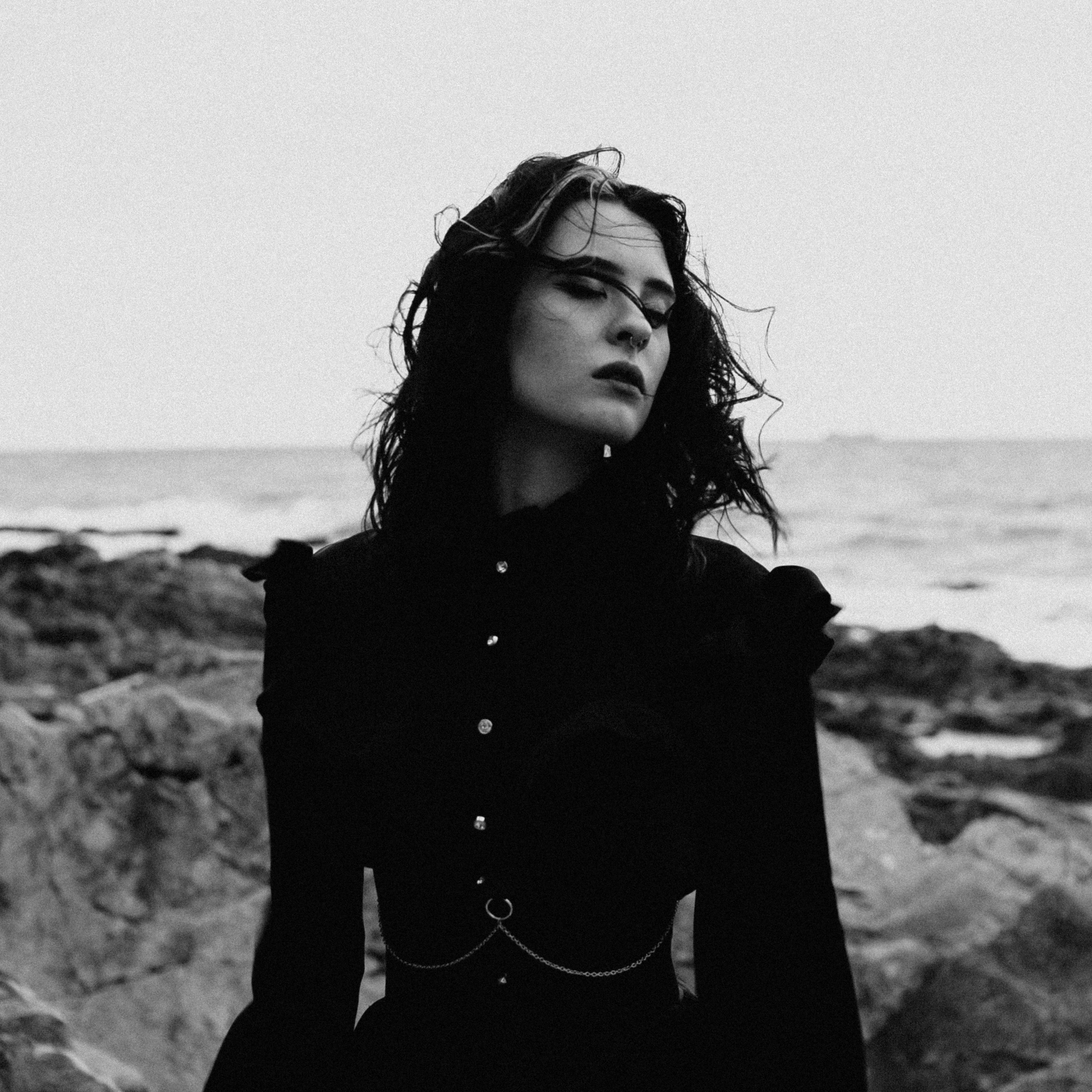 Съёмка у моря с оленьими рогами