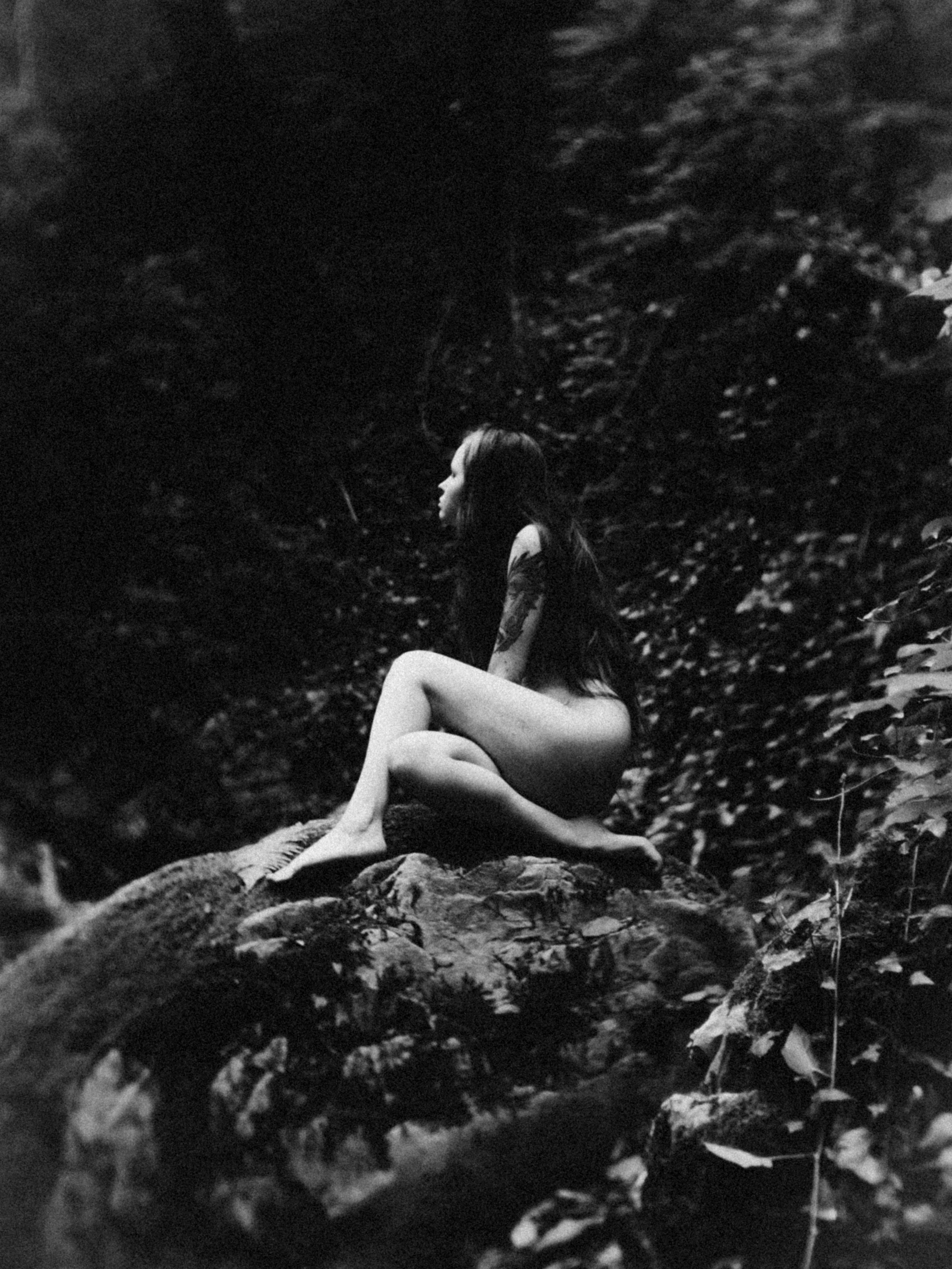 Обнаженная фотосъёмка в лесу