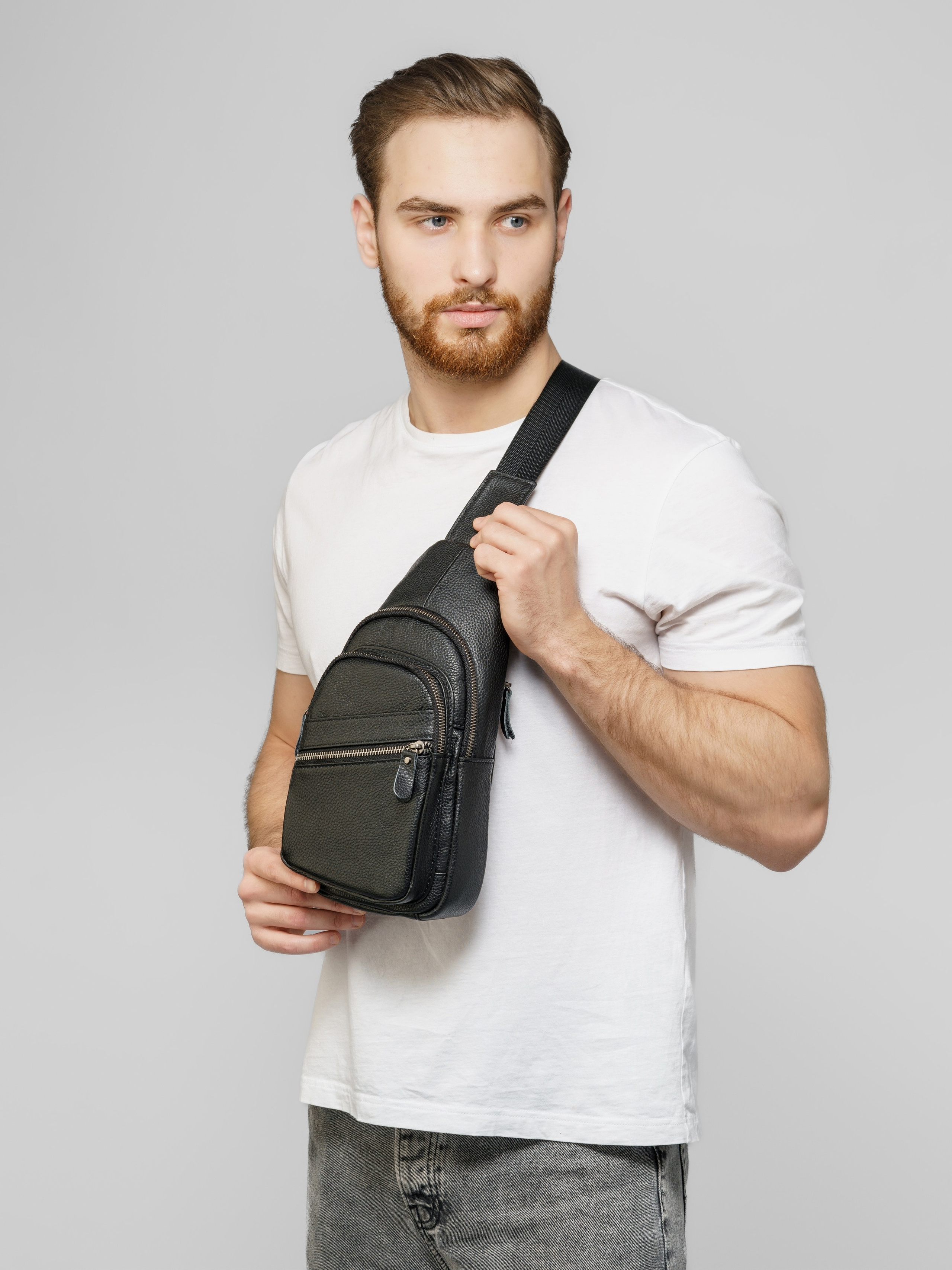 Сумки-бананки, модель Кирилл. KED Production — продакшн из СПб. Создаём фото, видео и контент, который помогает брендам и селлерам продавать больше