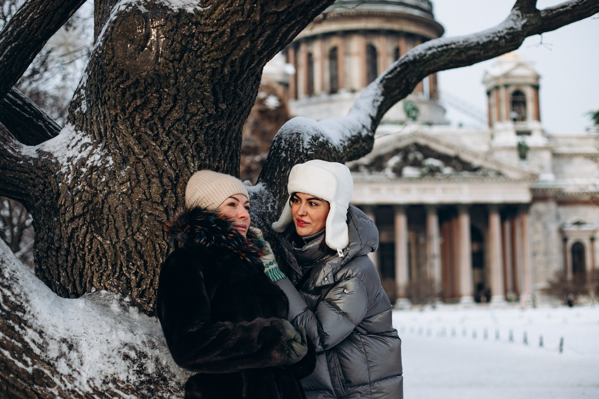 Мария с мамой в январе. Фотопрогулка в Петербурге. Индивидуальный и семейный фотограф в Санкт-Петербурге