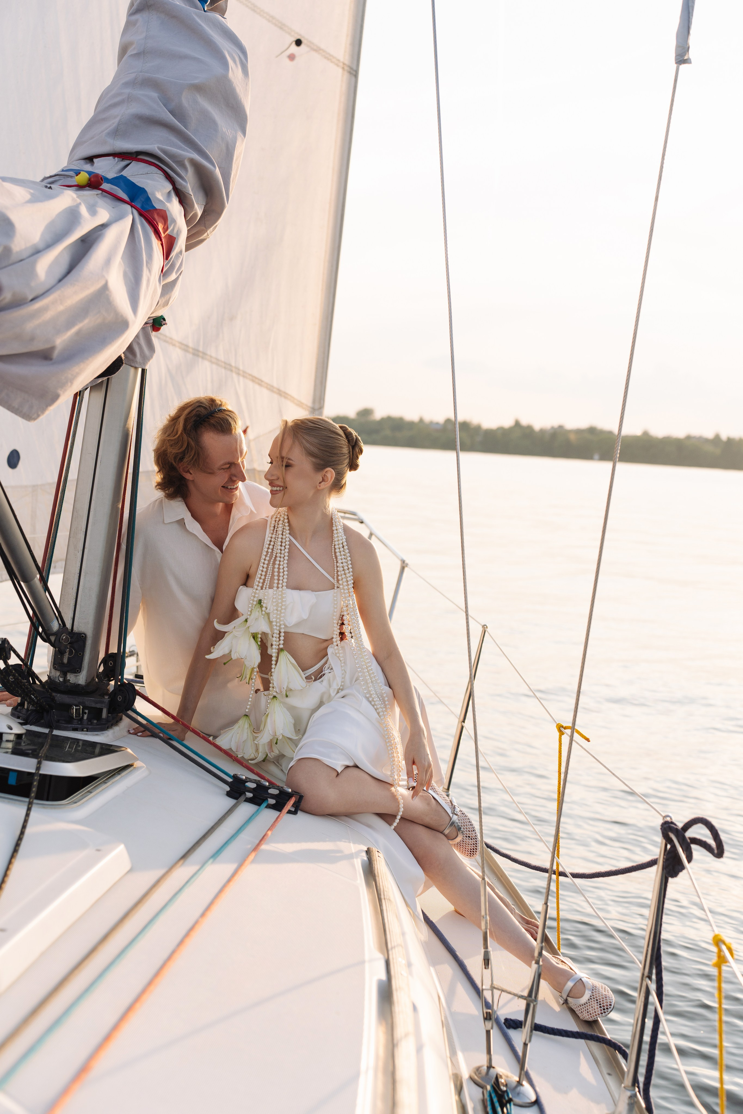 Свадебная фотосессия на яхте на закате (Пироговское водохранилище)