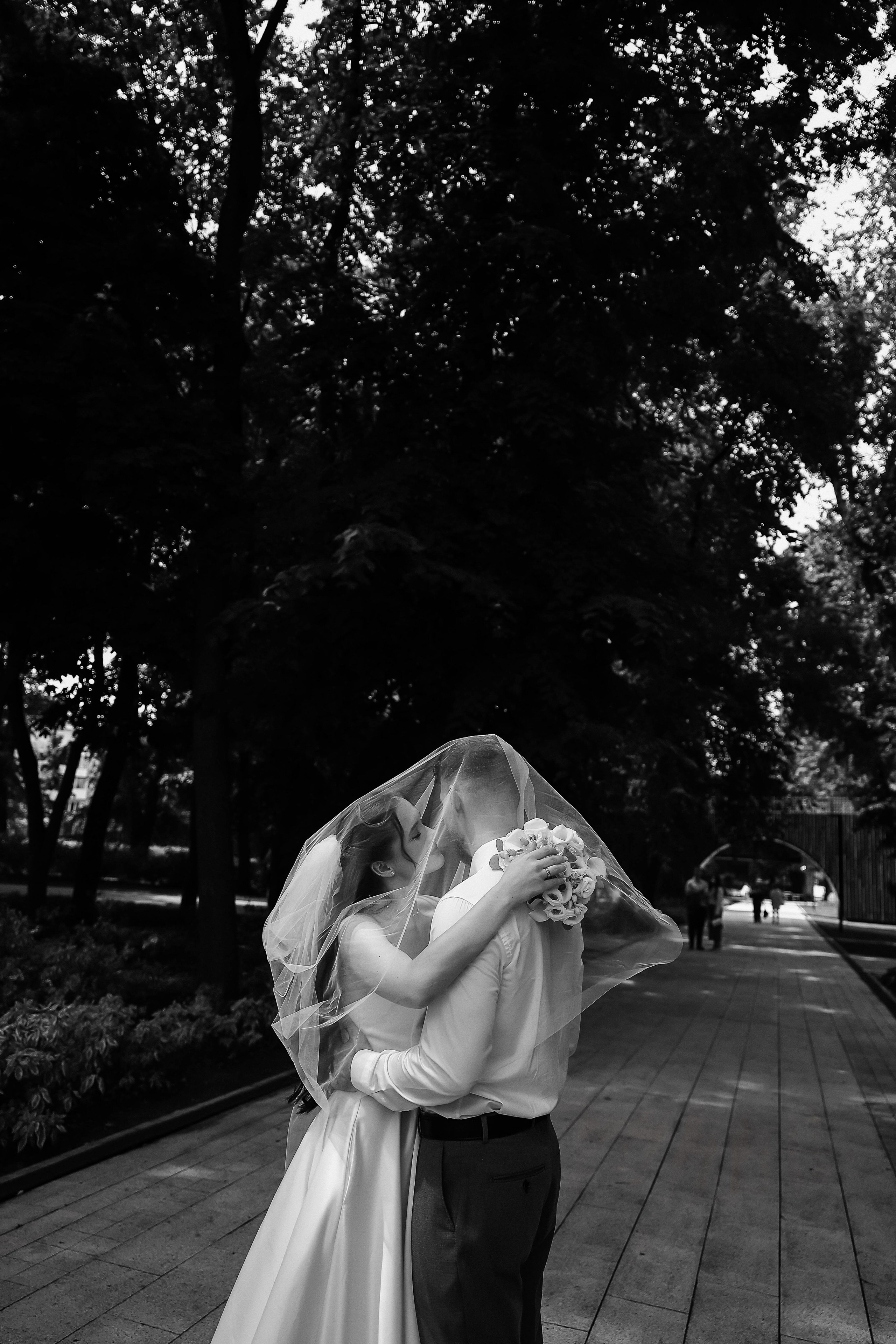 Художественная фотография Жениха и невесты под фатой