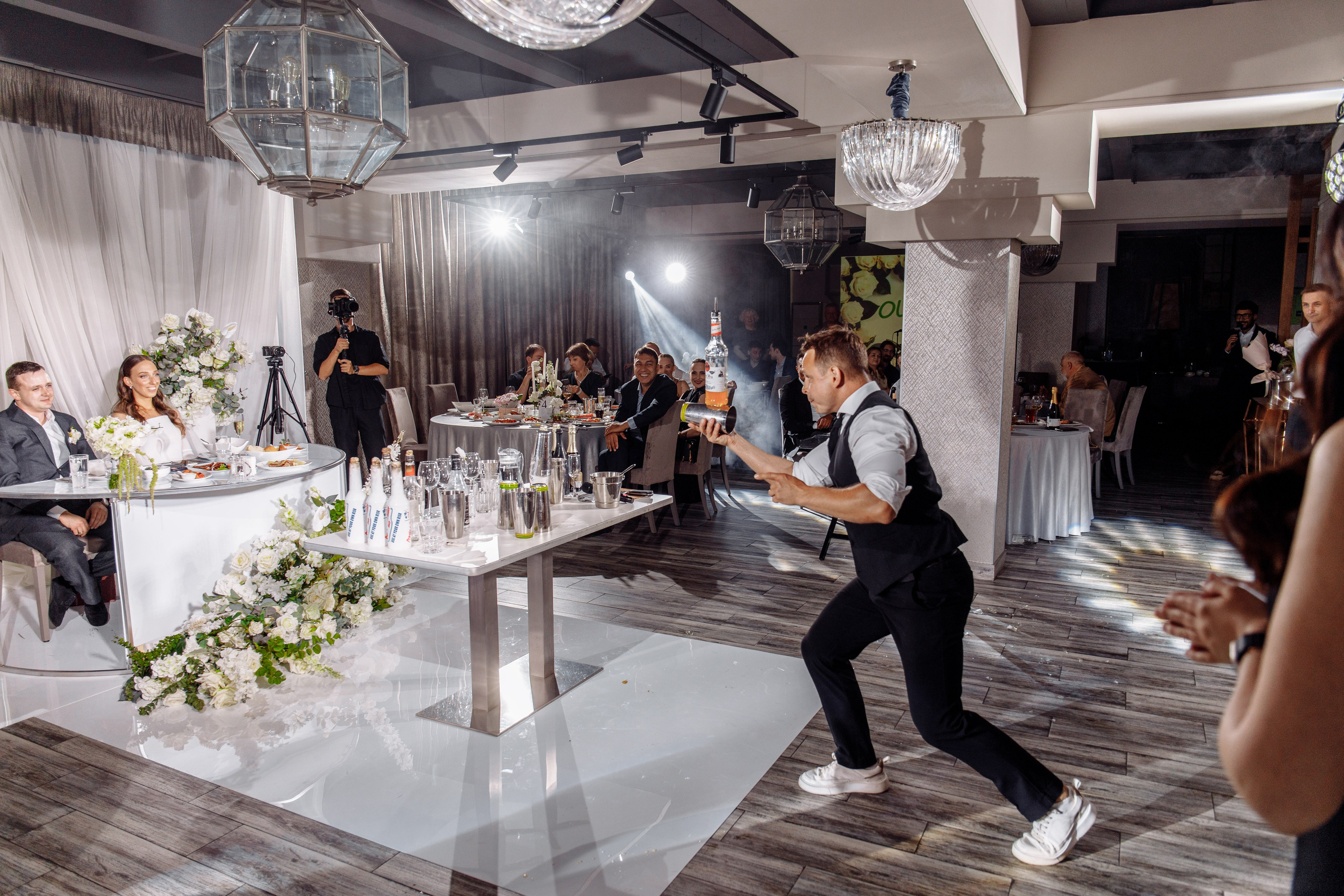 Свадебная фотосессия красивый банкет. Свадебный фотограф в Екатеринбурге Илья Корсаков