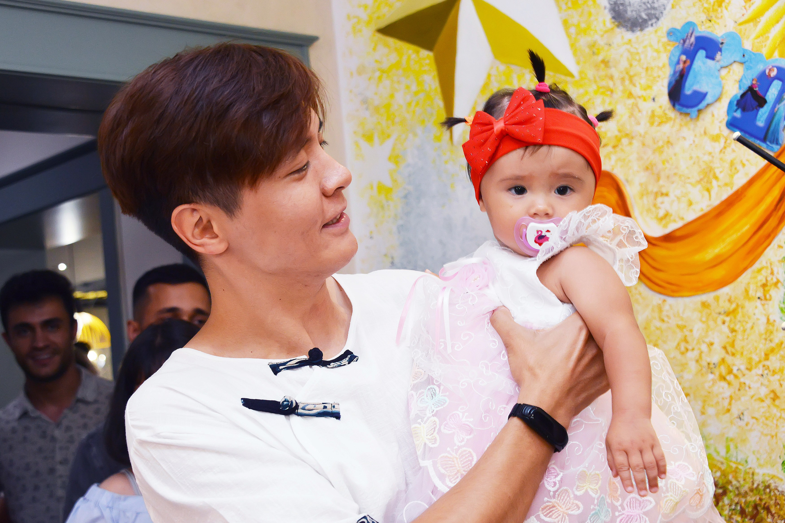 Дети-5 (Адель-1годик). Фотосъёмка. Фотограф Сергей Авдеев-семейный и детский фотограф в Алматы