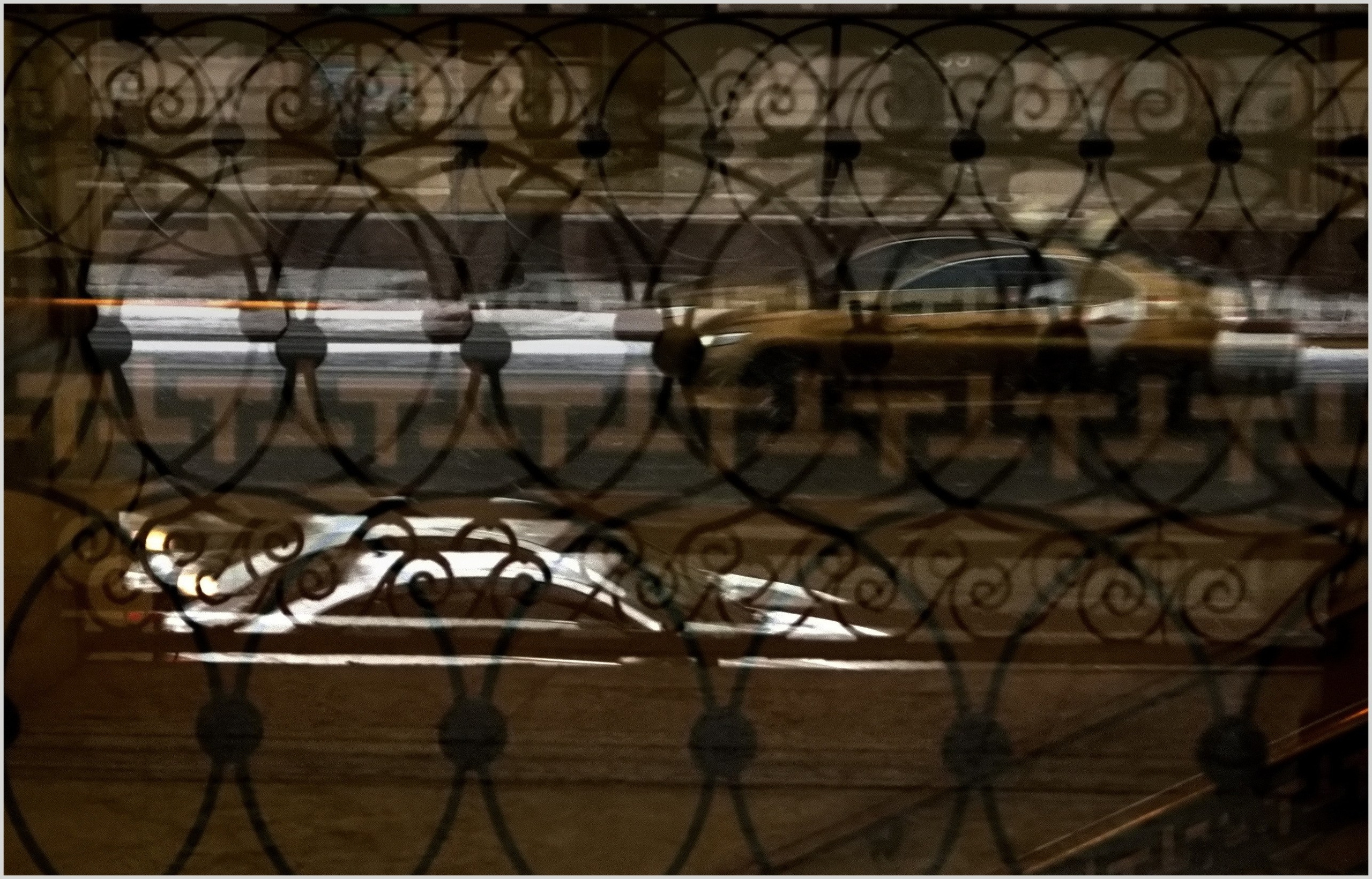 движение.автомобили.перила.коричневое.