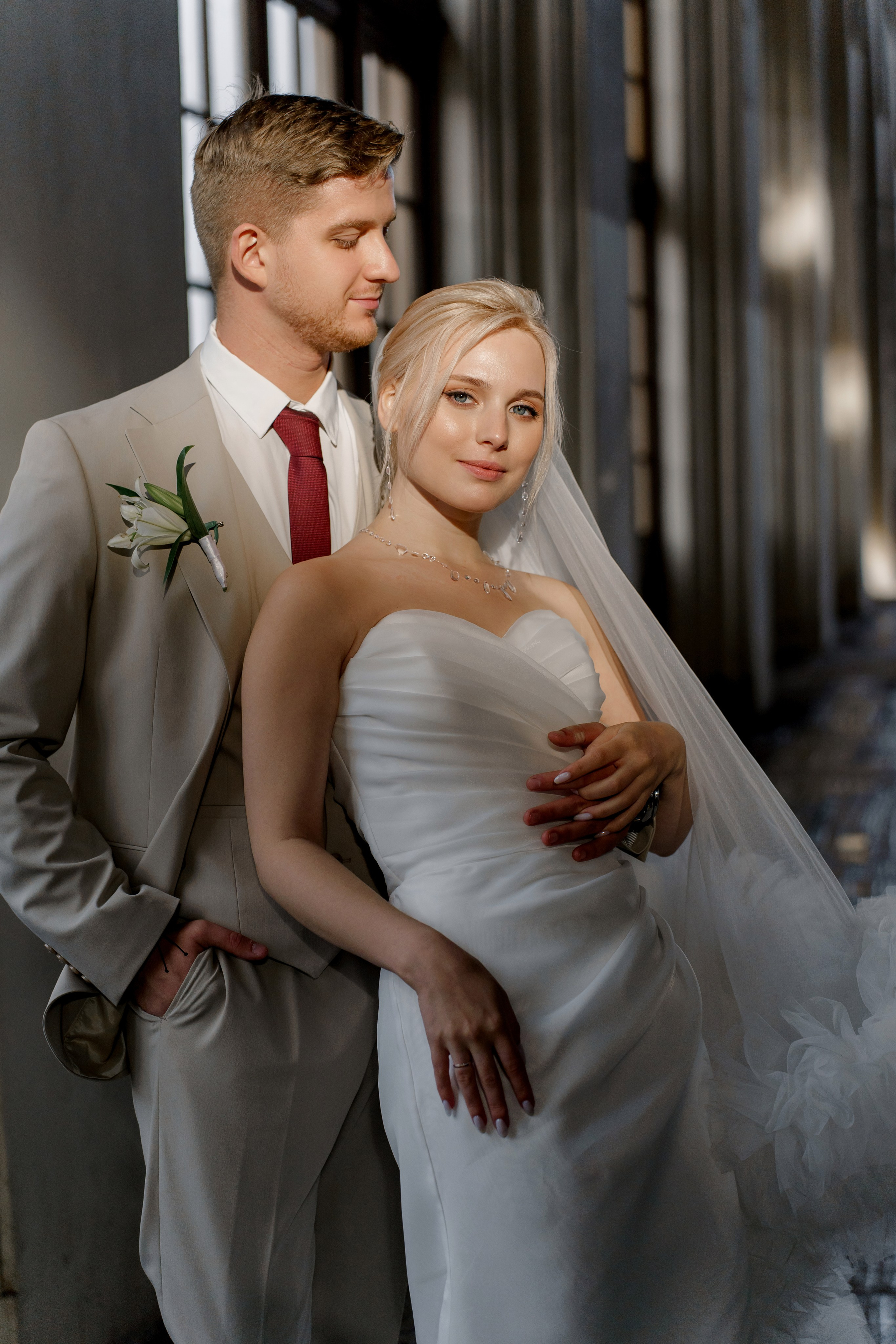 Свадьба в Санкт-Петербурге, фотосессия на прогулке, Крупный портрет невесты и жениха, на вокзале в Павловске.