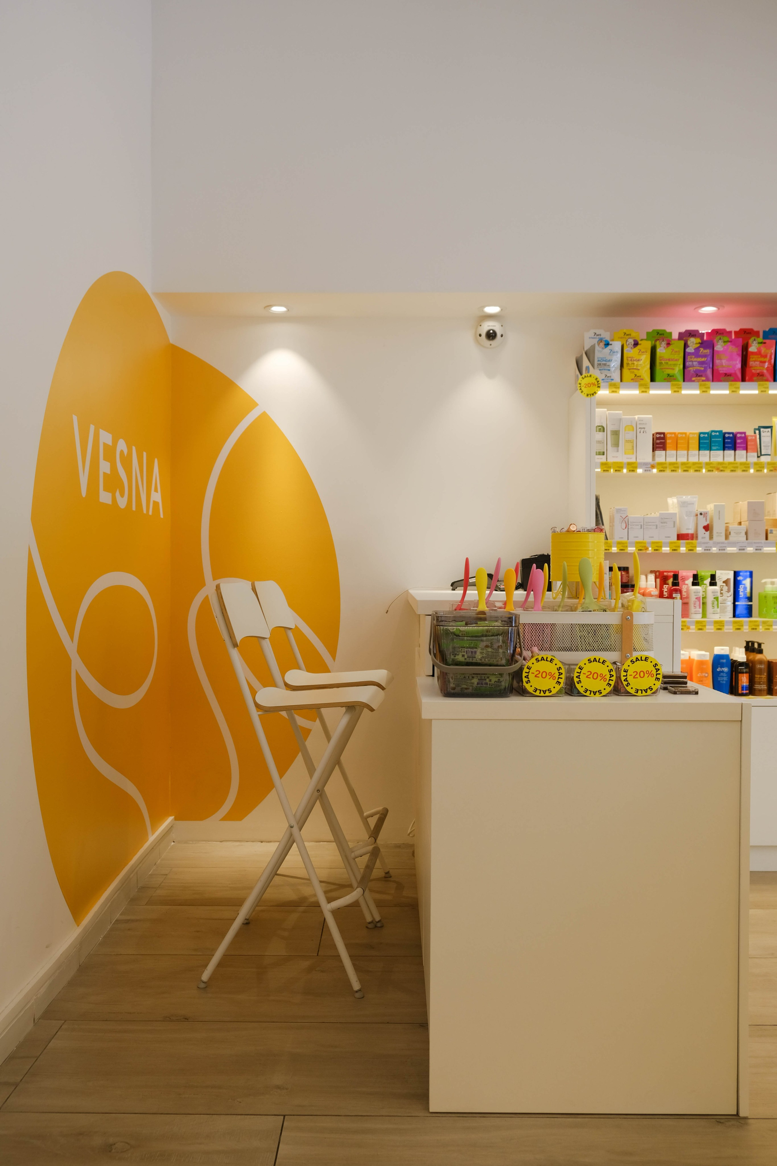 Яркий дизайн для магазина косметики в центре Белграда. Дизайн интерьеров по всему миру