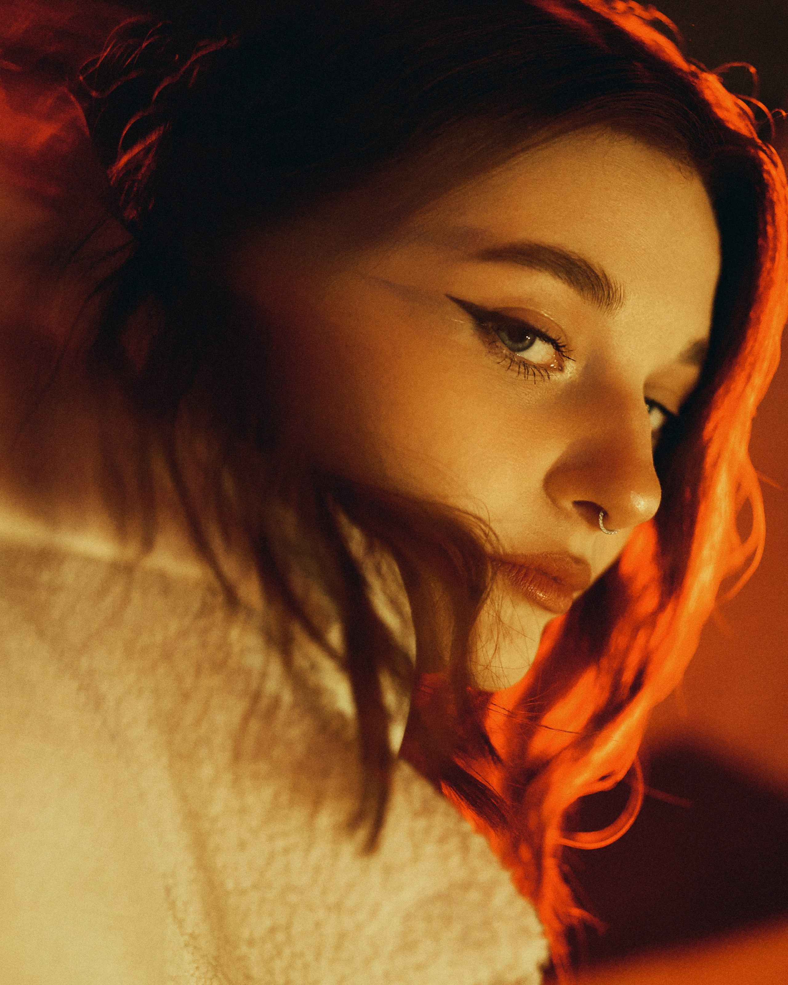 женский портрет с цветным светом