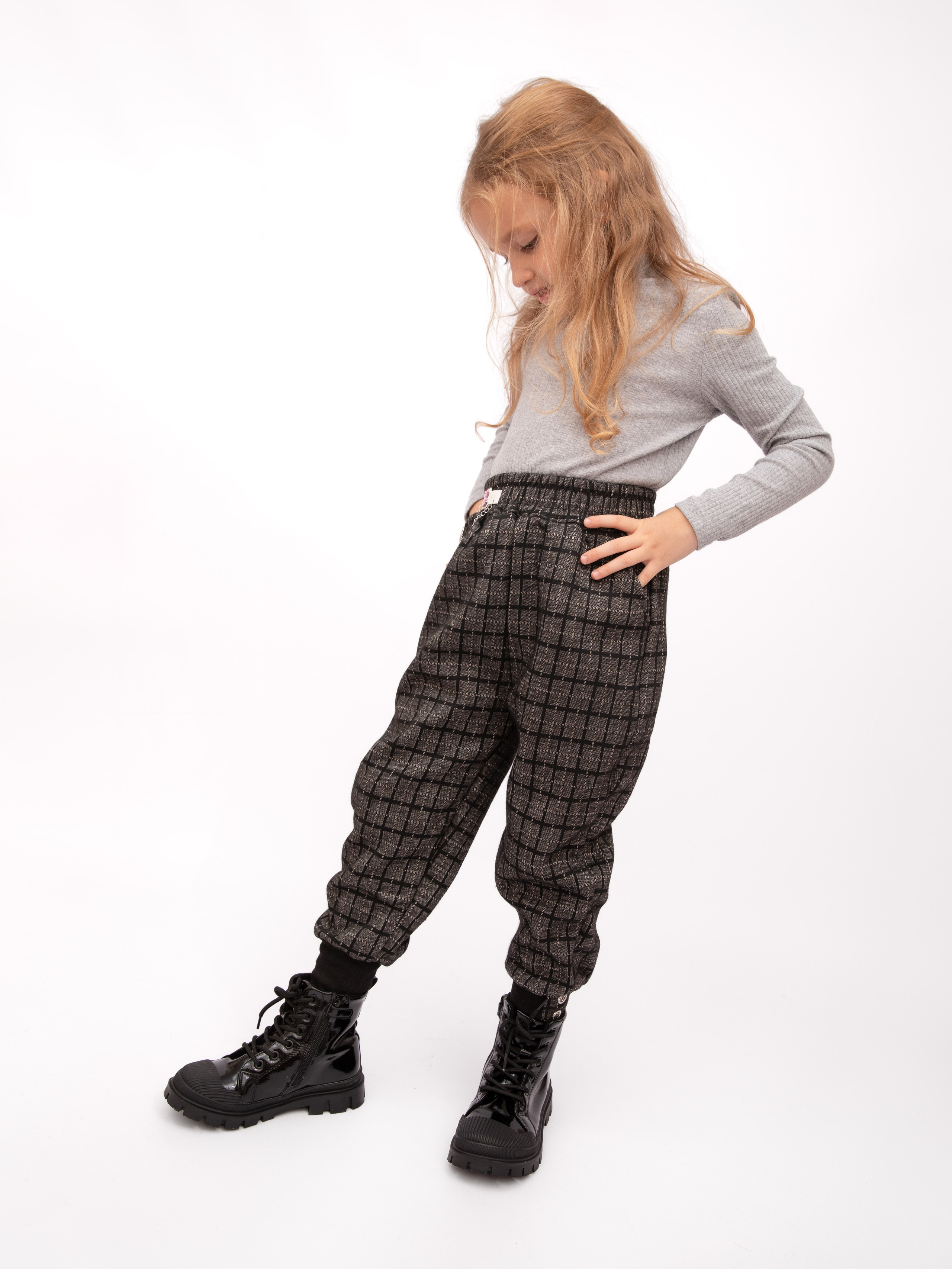 Детские брюки. Фотостудия предметной и модельной съёмки для маркетплейсов