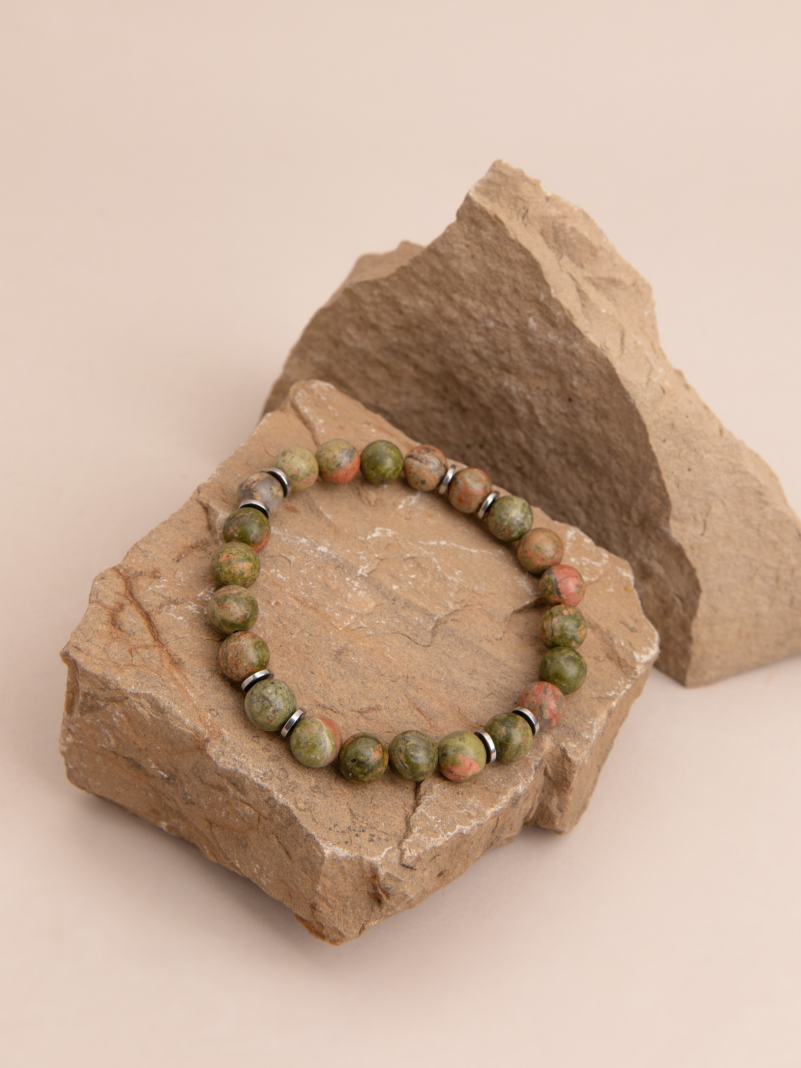 Браслеты ручной работы. Фотостудия предметной и модельной съёмки для маркетплейсов