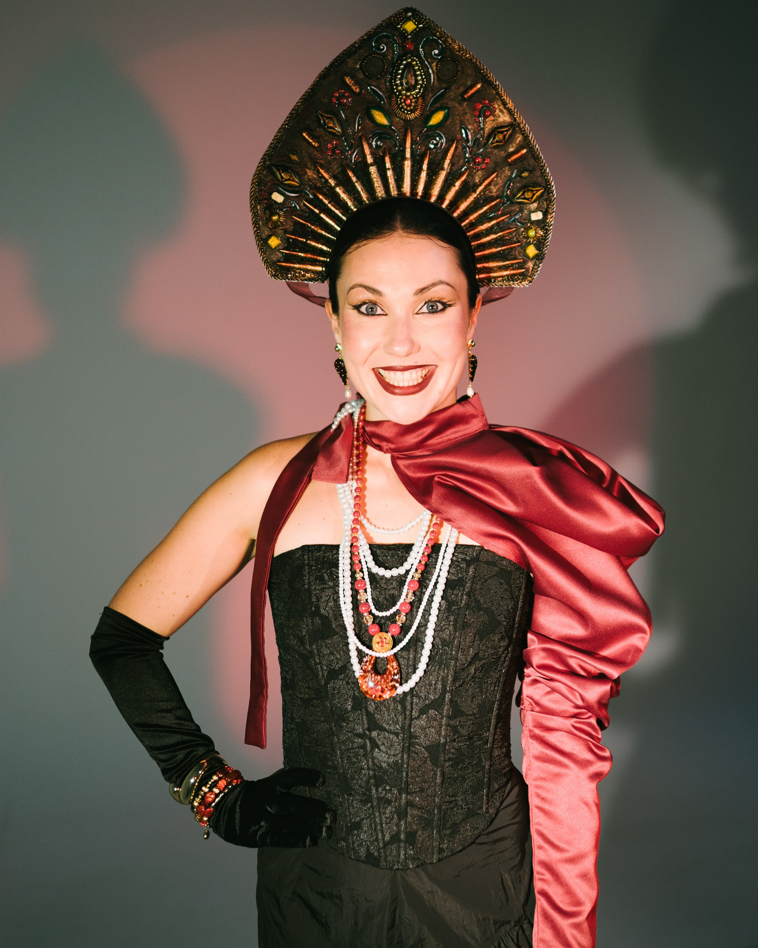 Образ для ведущей мероприятий в стиле «Русский китч». Стилист медийных личностей