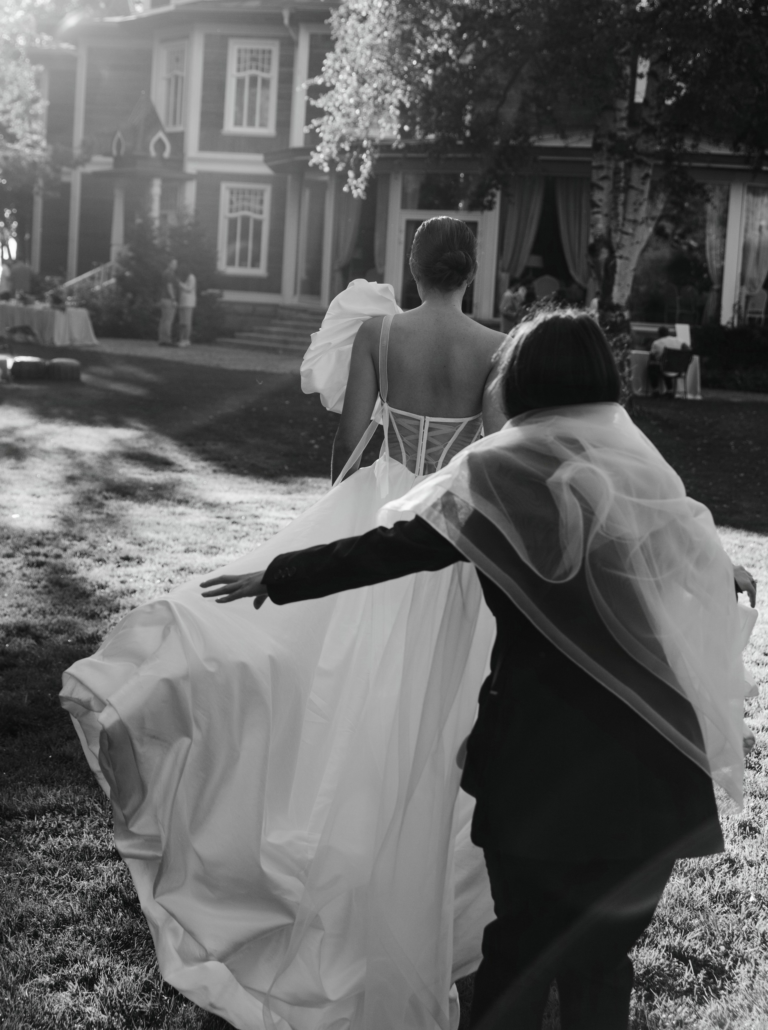 В ЛУЧАХ ЗАКАТА НА БЕРЕГУ МОРСКОМ