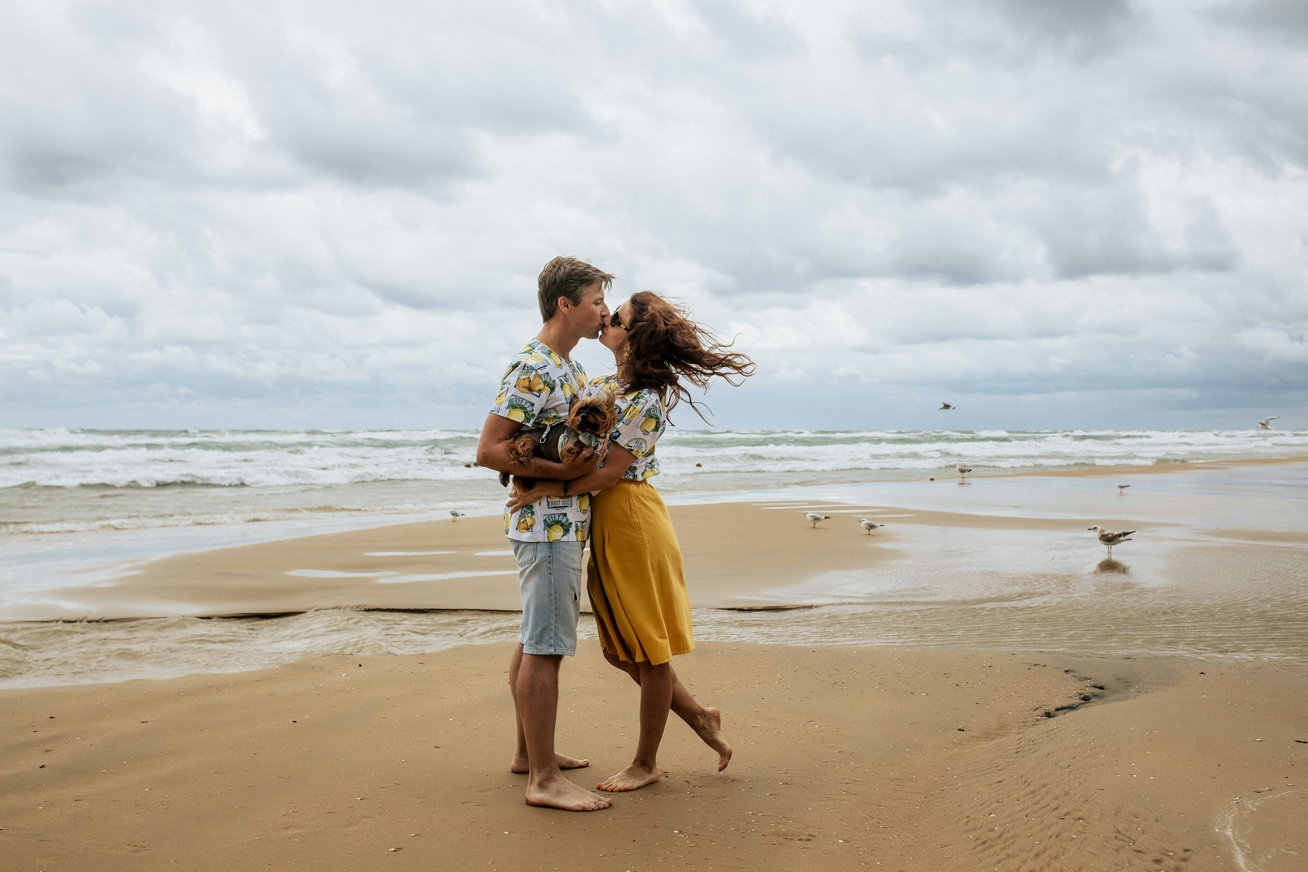 Фотосессия на безлюдном пляже в Джемете, пара с собачкой.