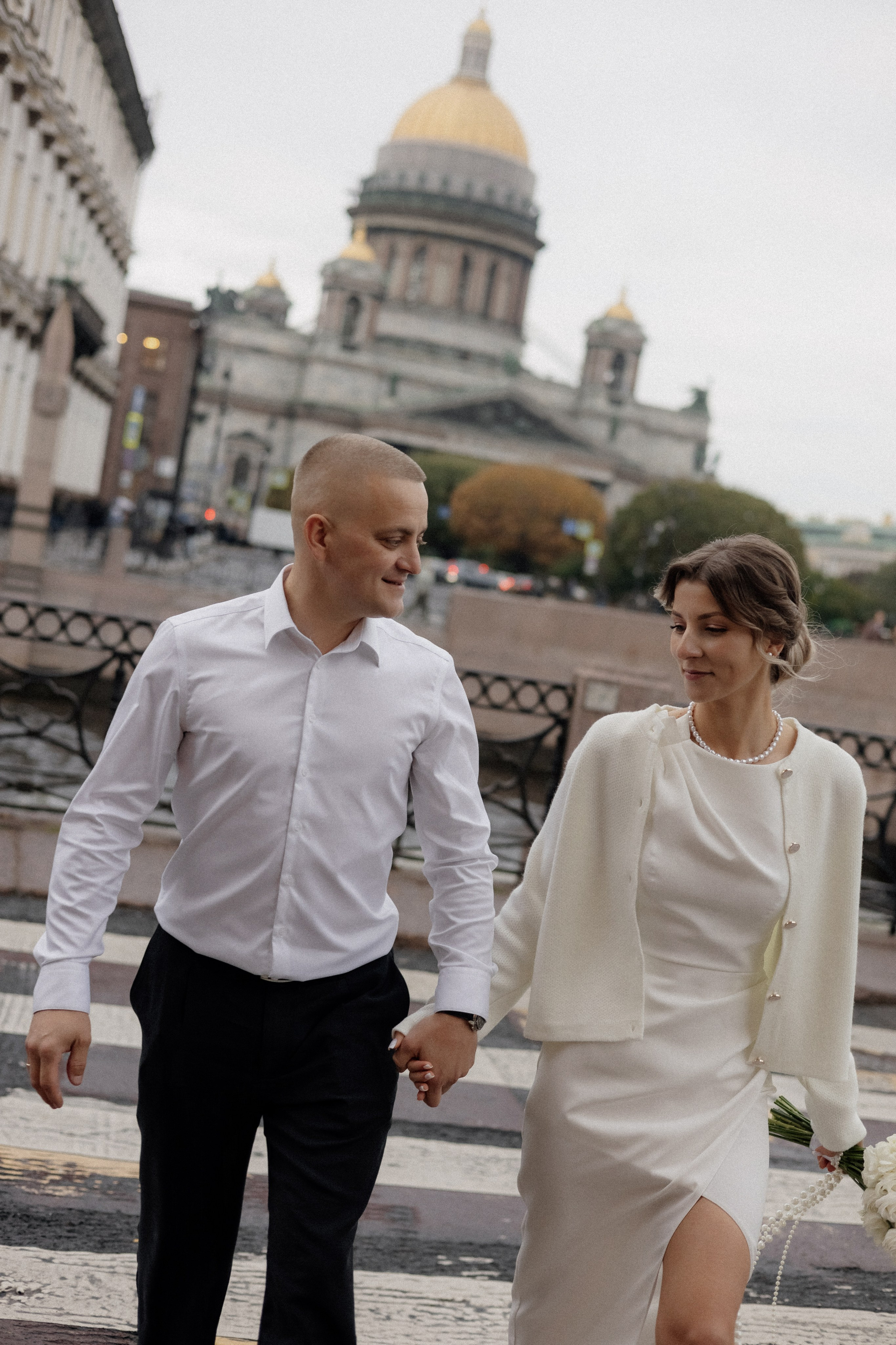 Свадебная прогулка у Исаакия. Свадебный фотограф в Санкт-Петербурге Ксения Кобышева