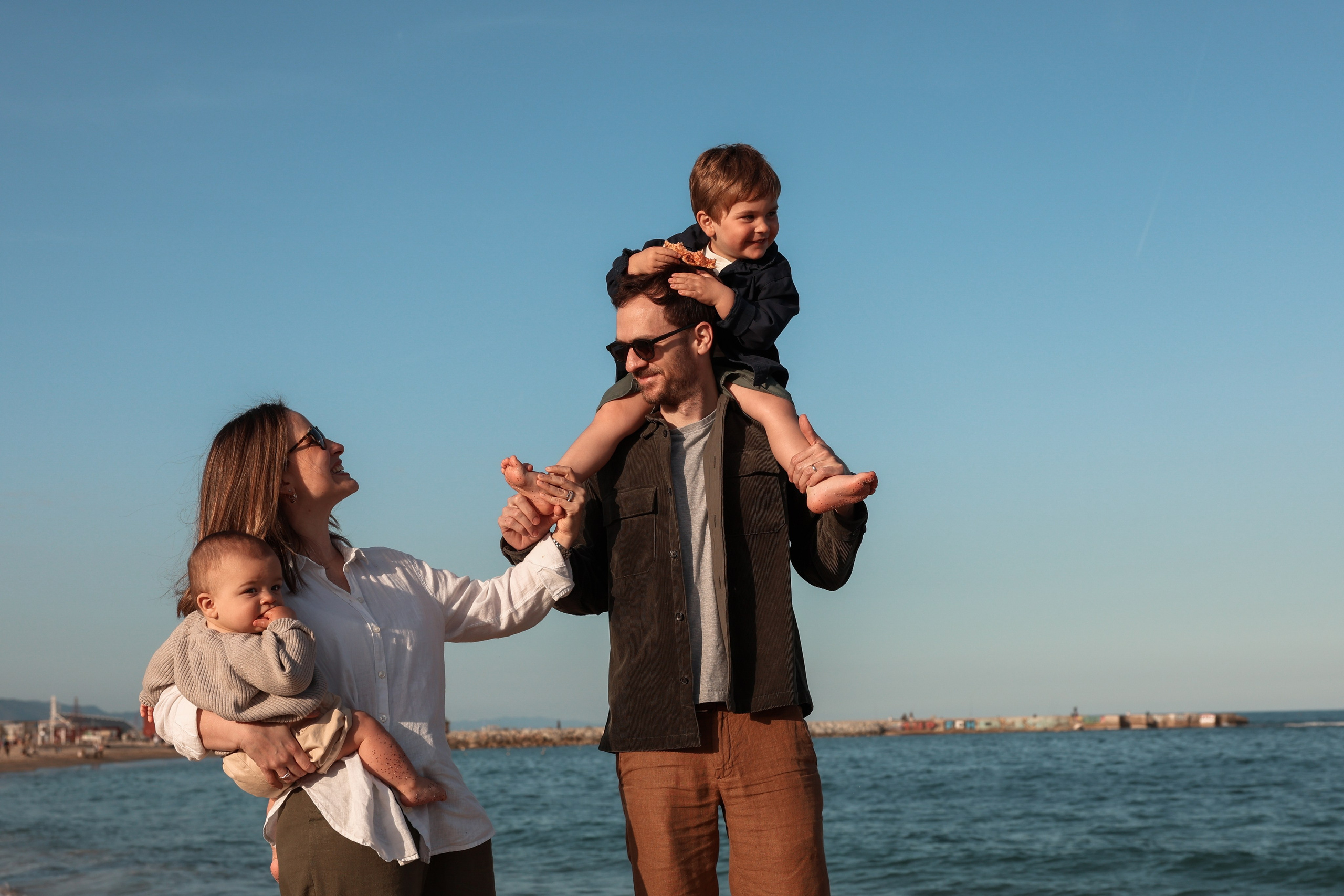 Family pizza at the sea. Natalia Zhuravleva|family, newborn, maternity photographer in Barcelona