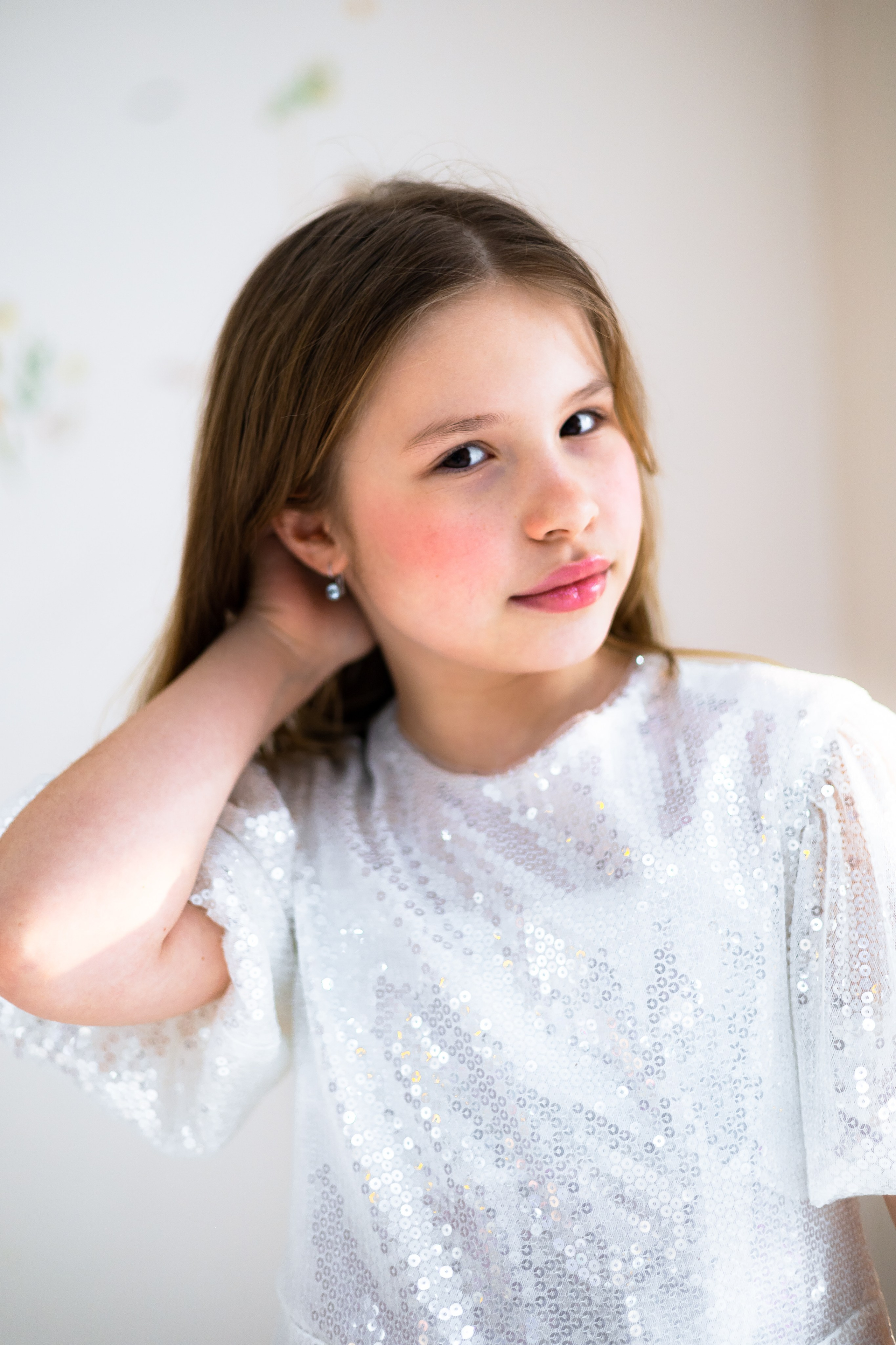 Естественный румянец украшает щеки девочки-подростка