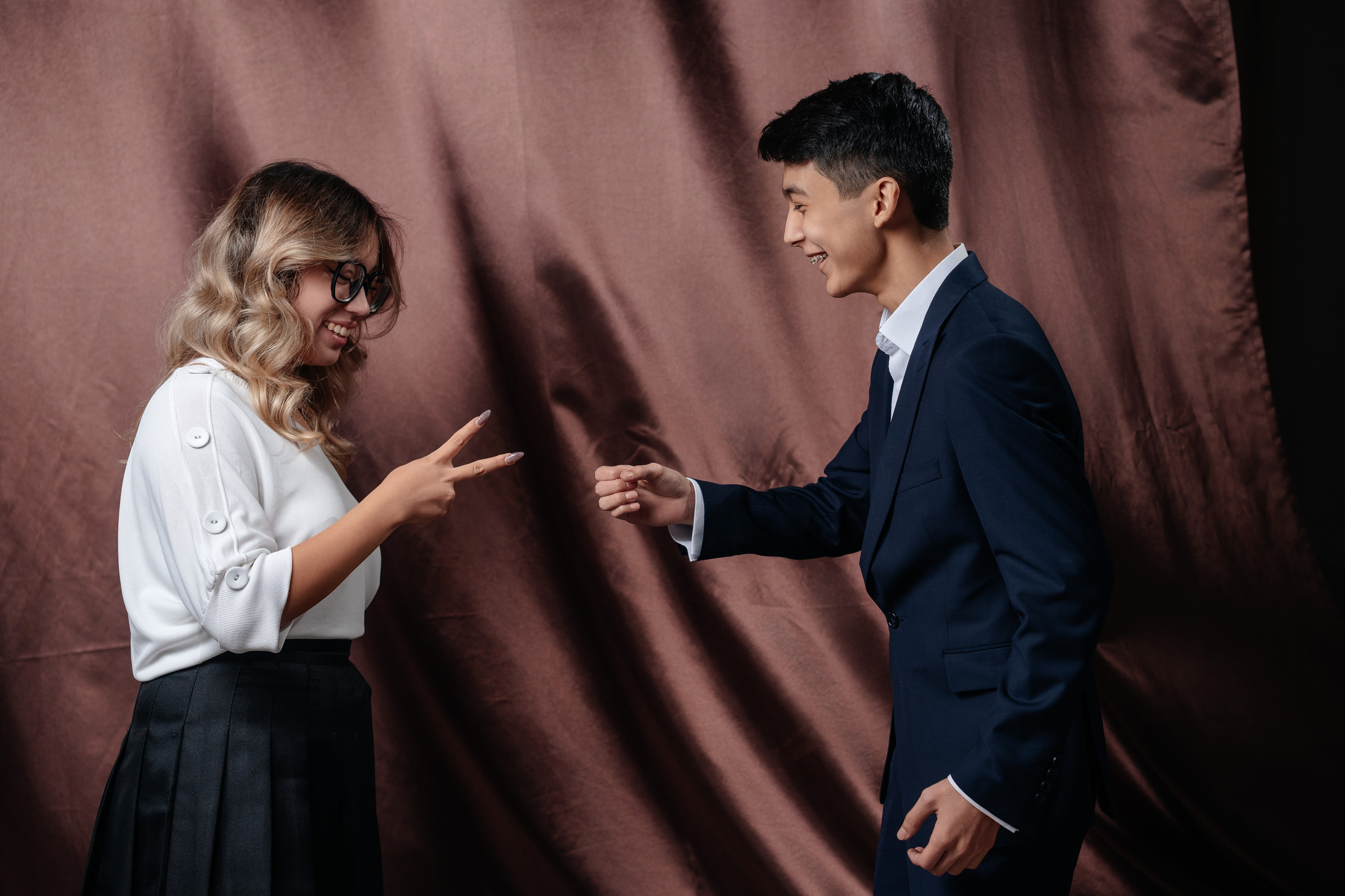 По двое. Выпускные альбомы в Нур-Султане (Астана) и по всему Казахстану