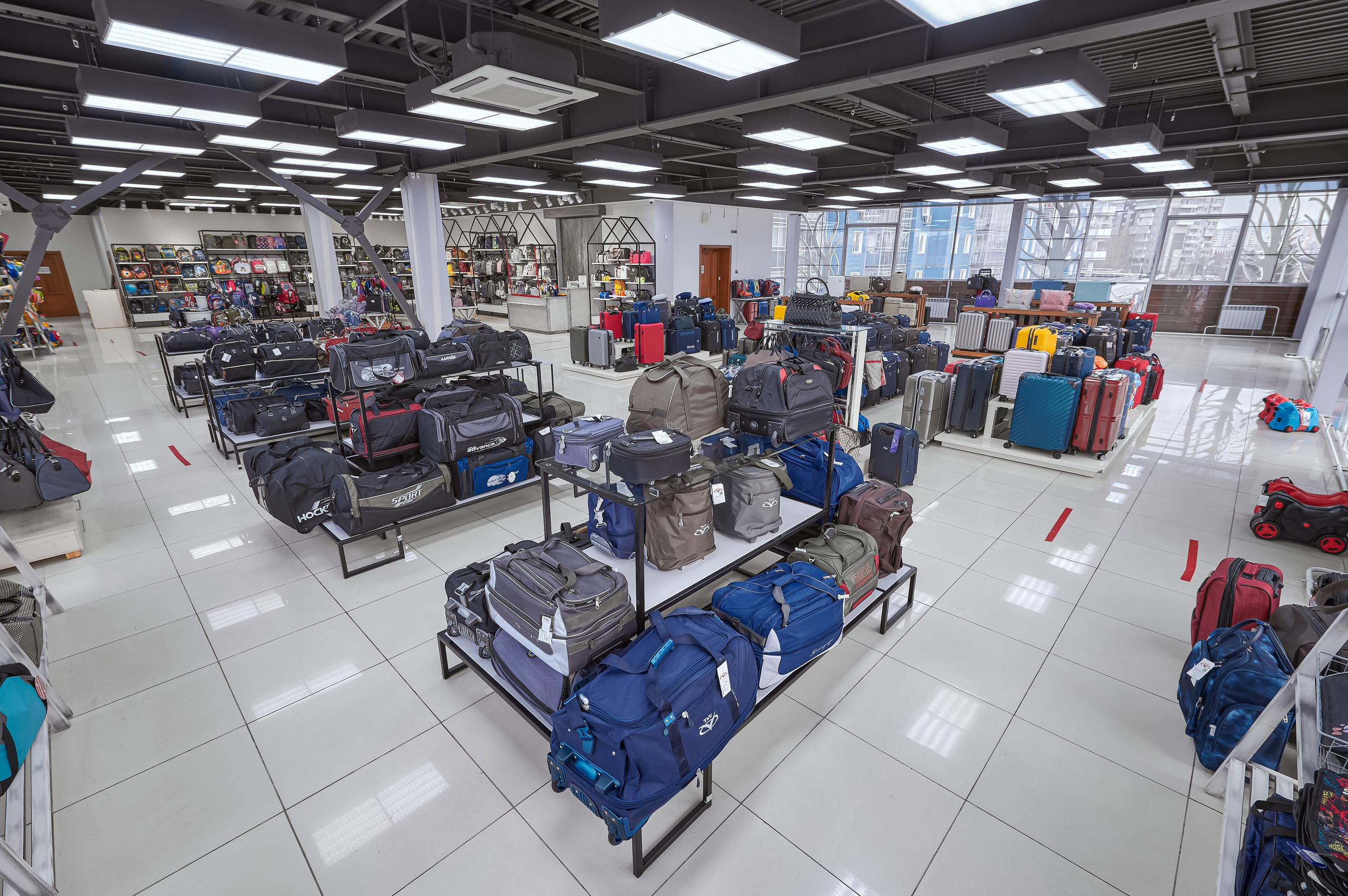 Портфолио по интерьерной и экстерьерной фотосъёмки: Мир сумок — Левый берег. Фотограф Яковлев Роман — Красноярск