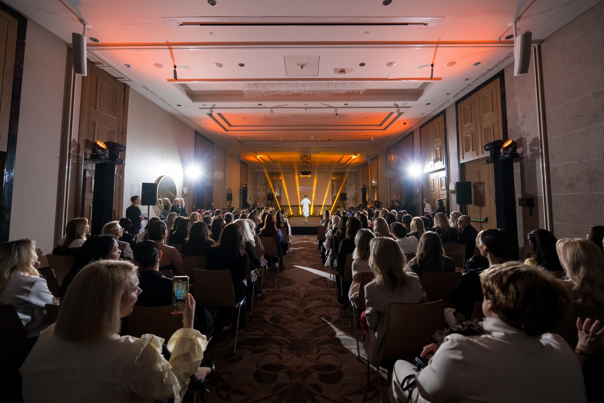 Репортажная съемка модного показа в Ростове-на-Дону - общий план зала со сценой