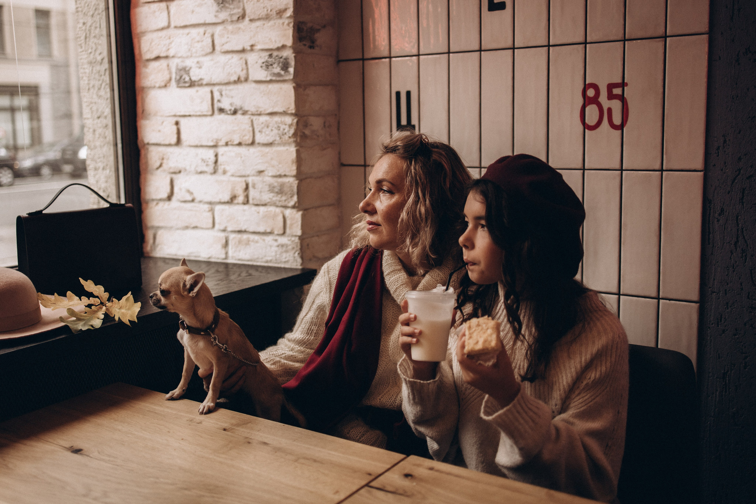 мама и дочка отдыхают в кафе