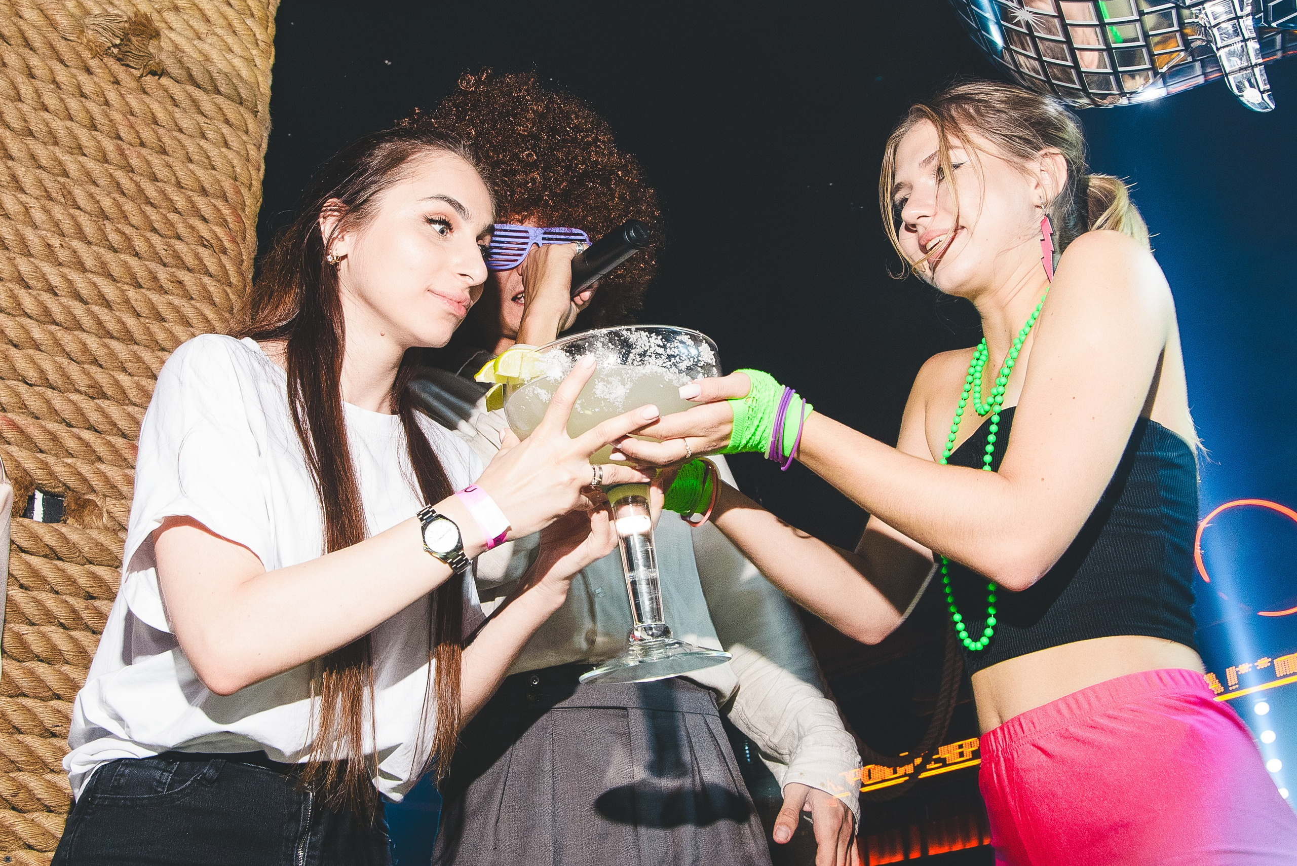 Девушка в шоке, впервые у неё такой большой