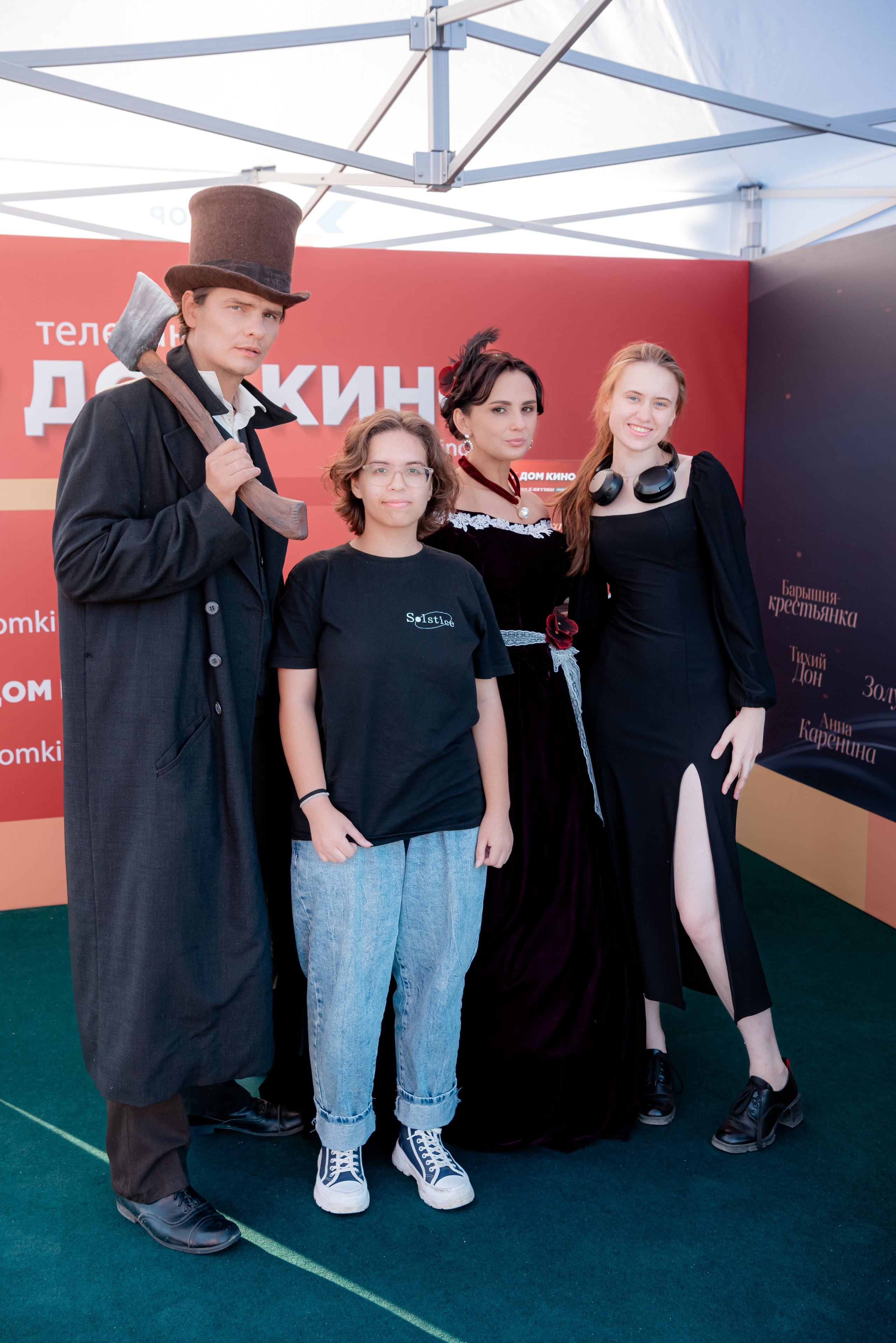 Портретные фото с артистами в палатке Триколор Дом Кинов на день города Волгоград. Фотограф в Волгограде и Волжском Александр Горбань